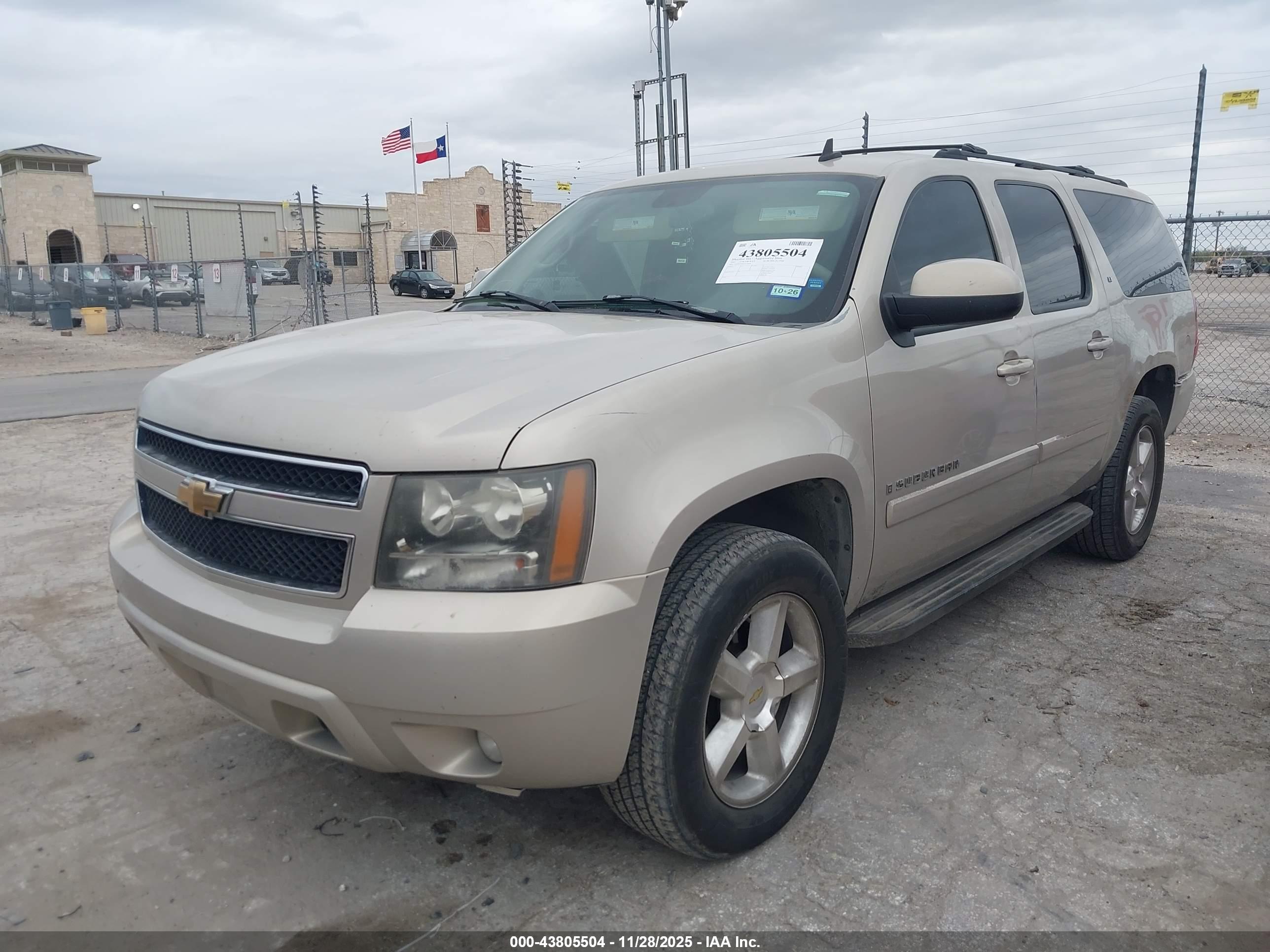 CHEVROLET SUBURBAN image 2