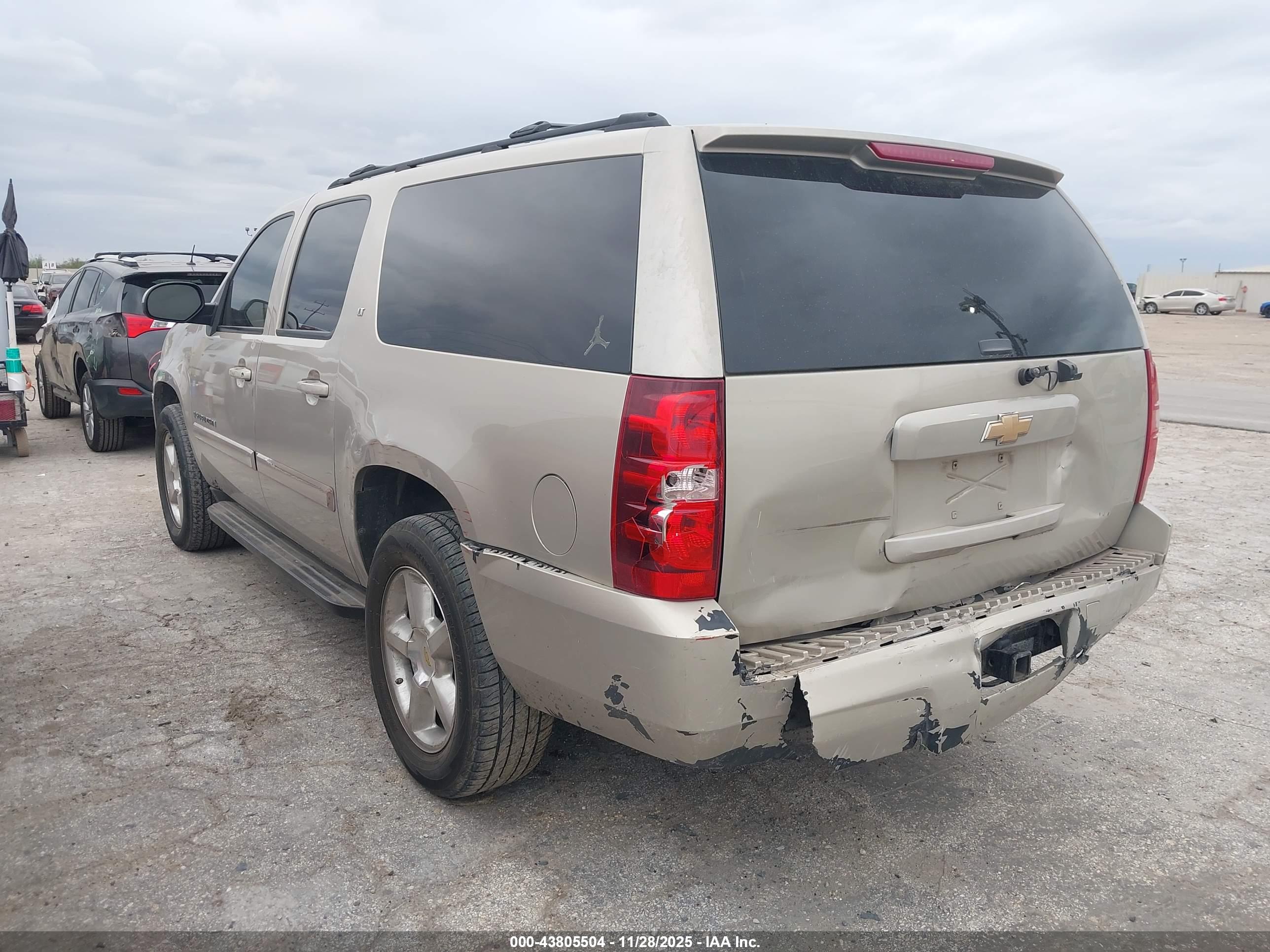 CHEVROLET SUBURBAN image 3