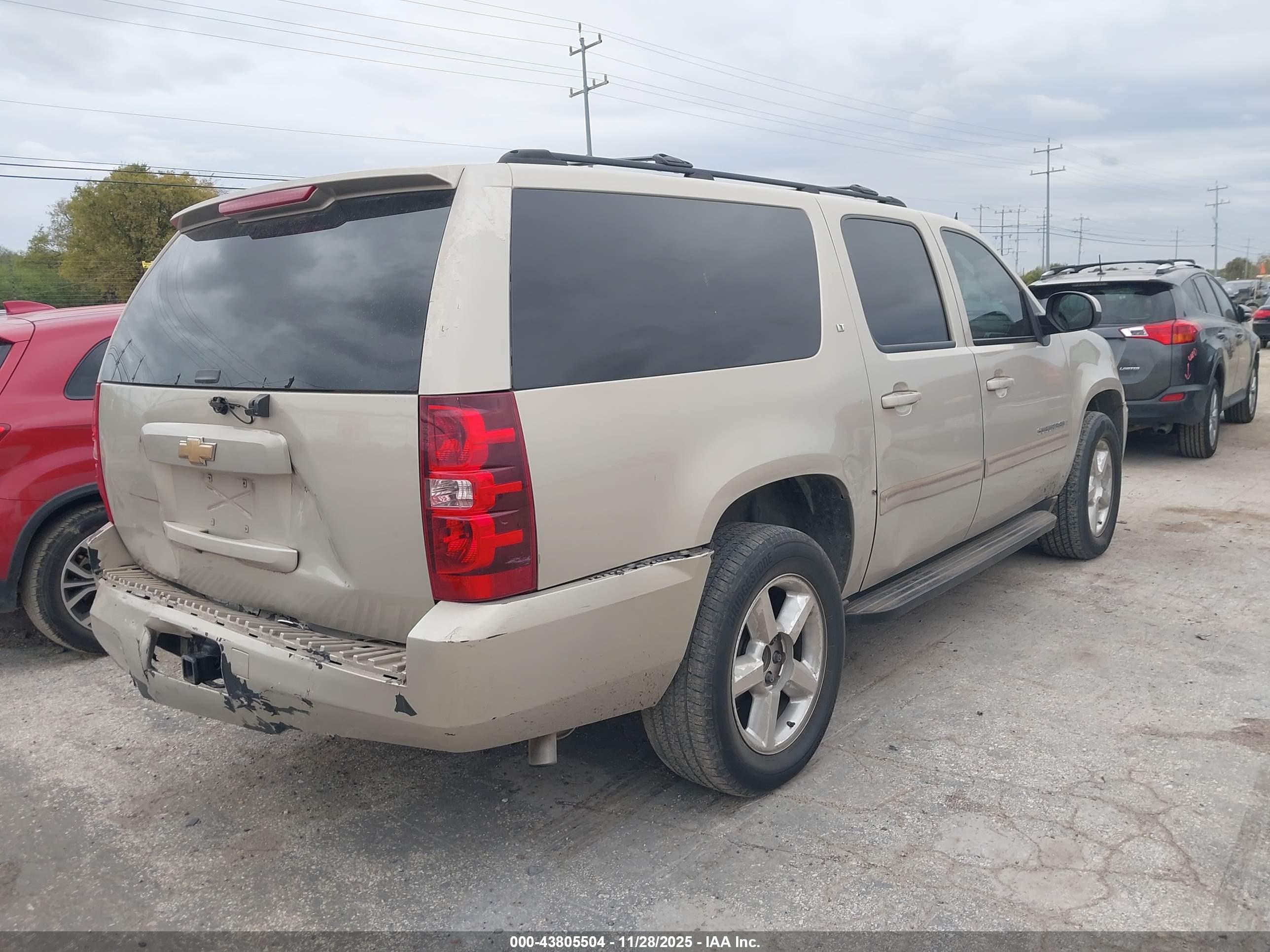 CHEVROLET SUBURBAN image 4