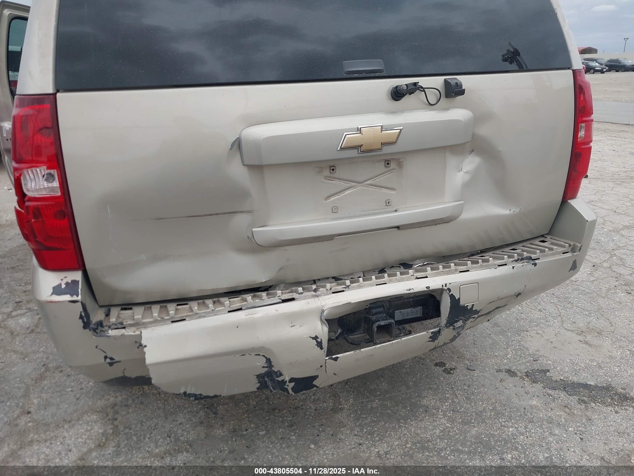 CHEVROLET SUBURBAN image 6