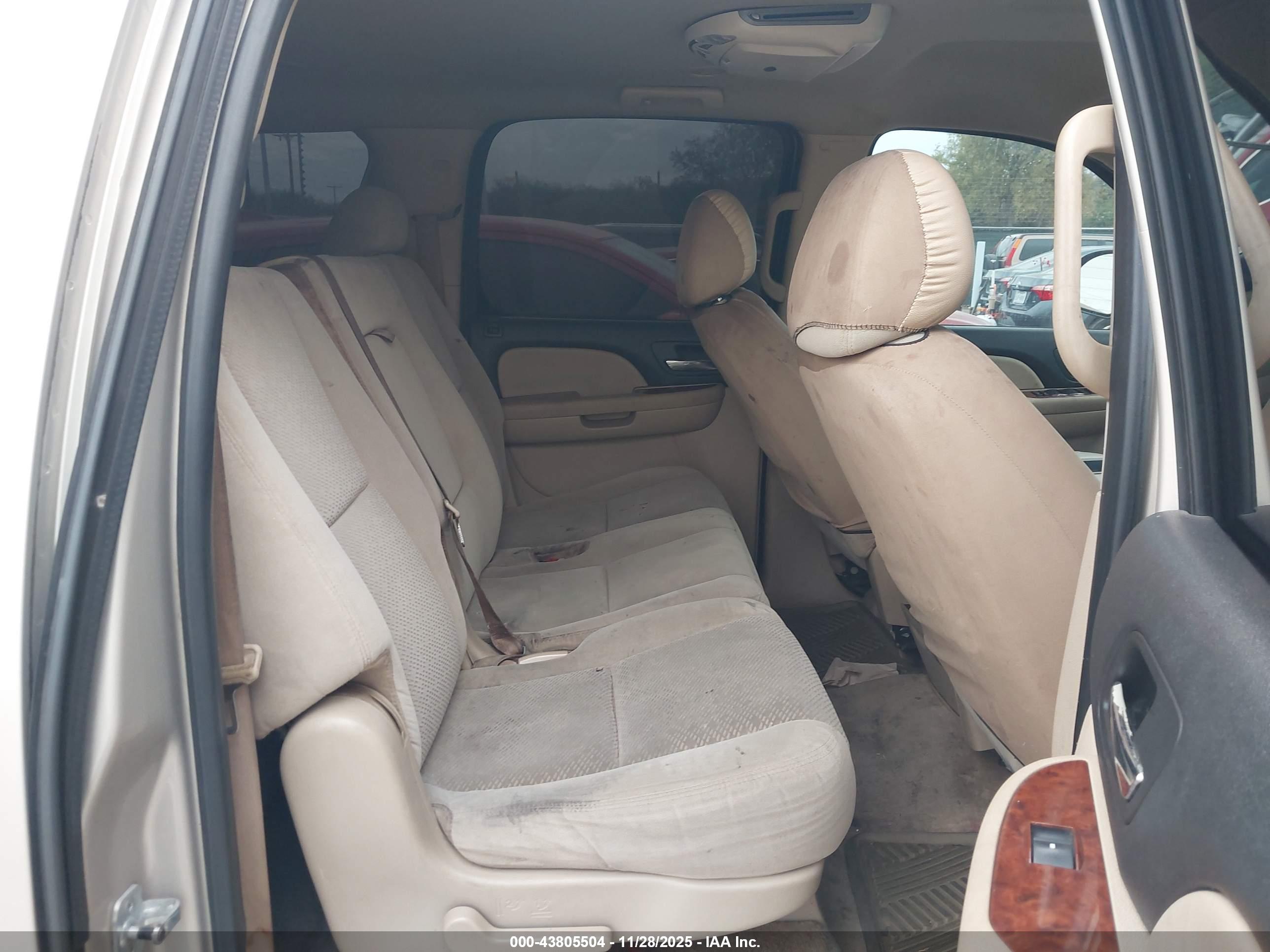 CHEVROLET SUBURBAN image 8