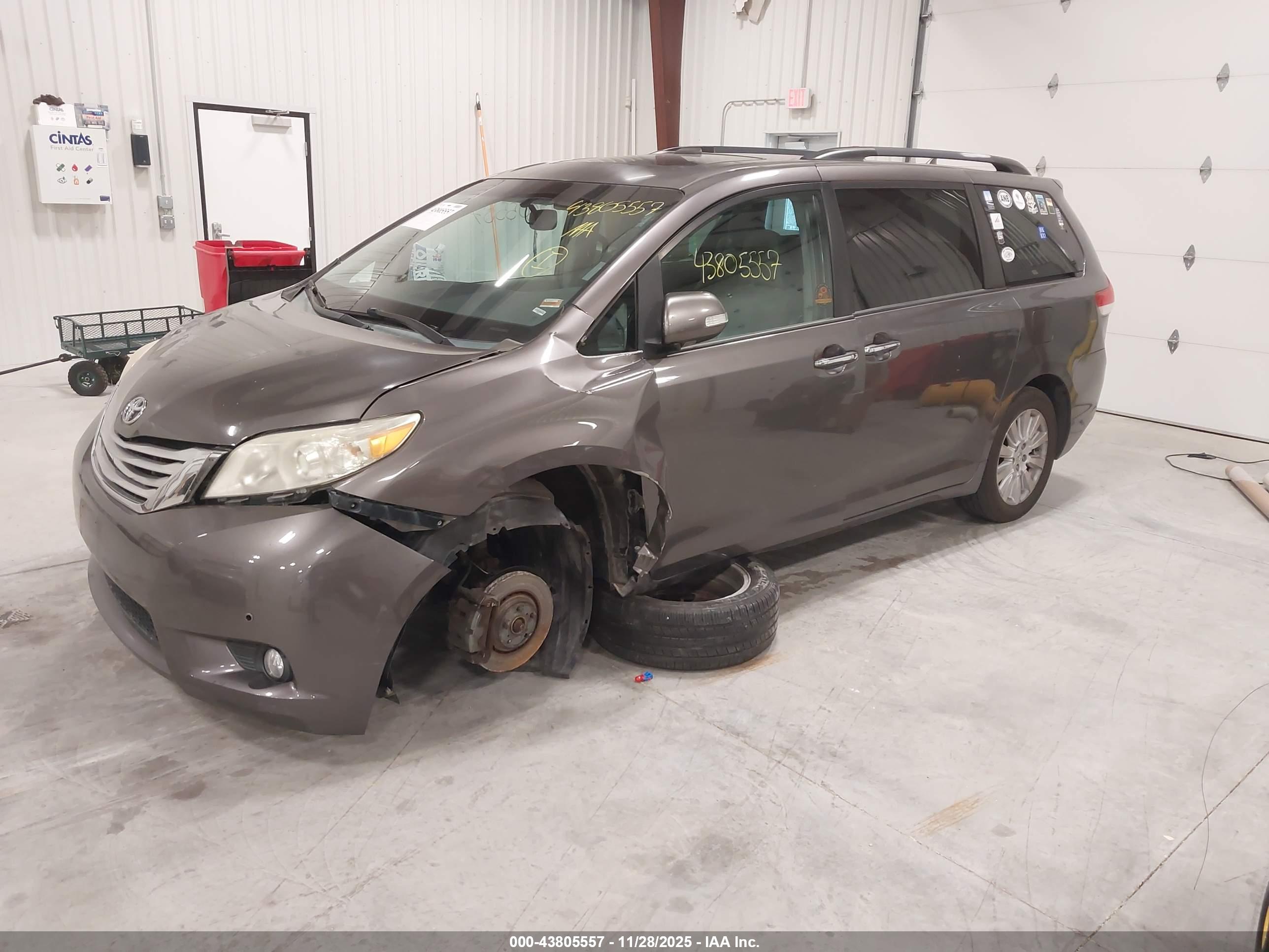 TOYOTA SIENNA image 2