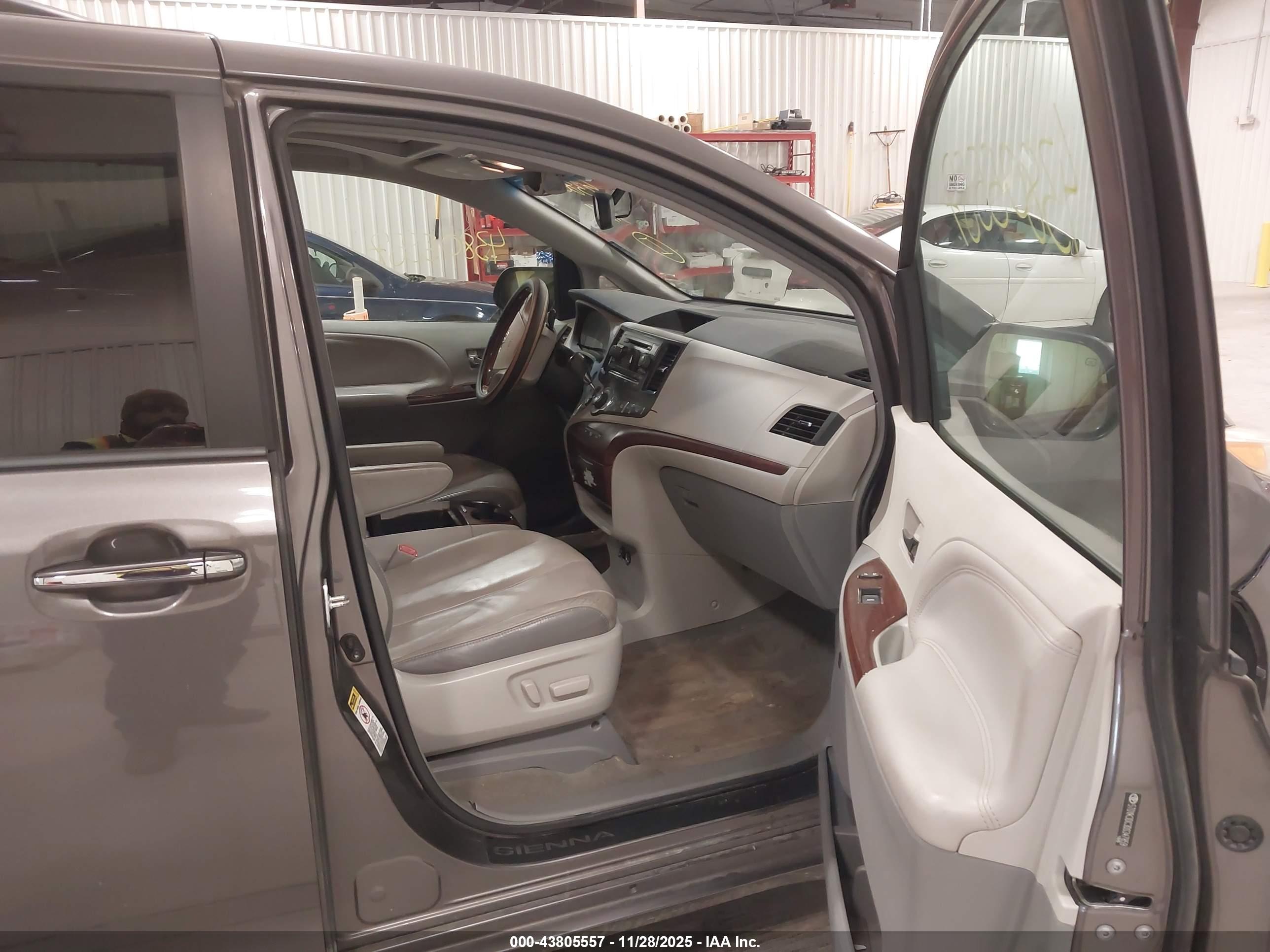 TOYOTA SIENNA image 5