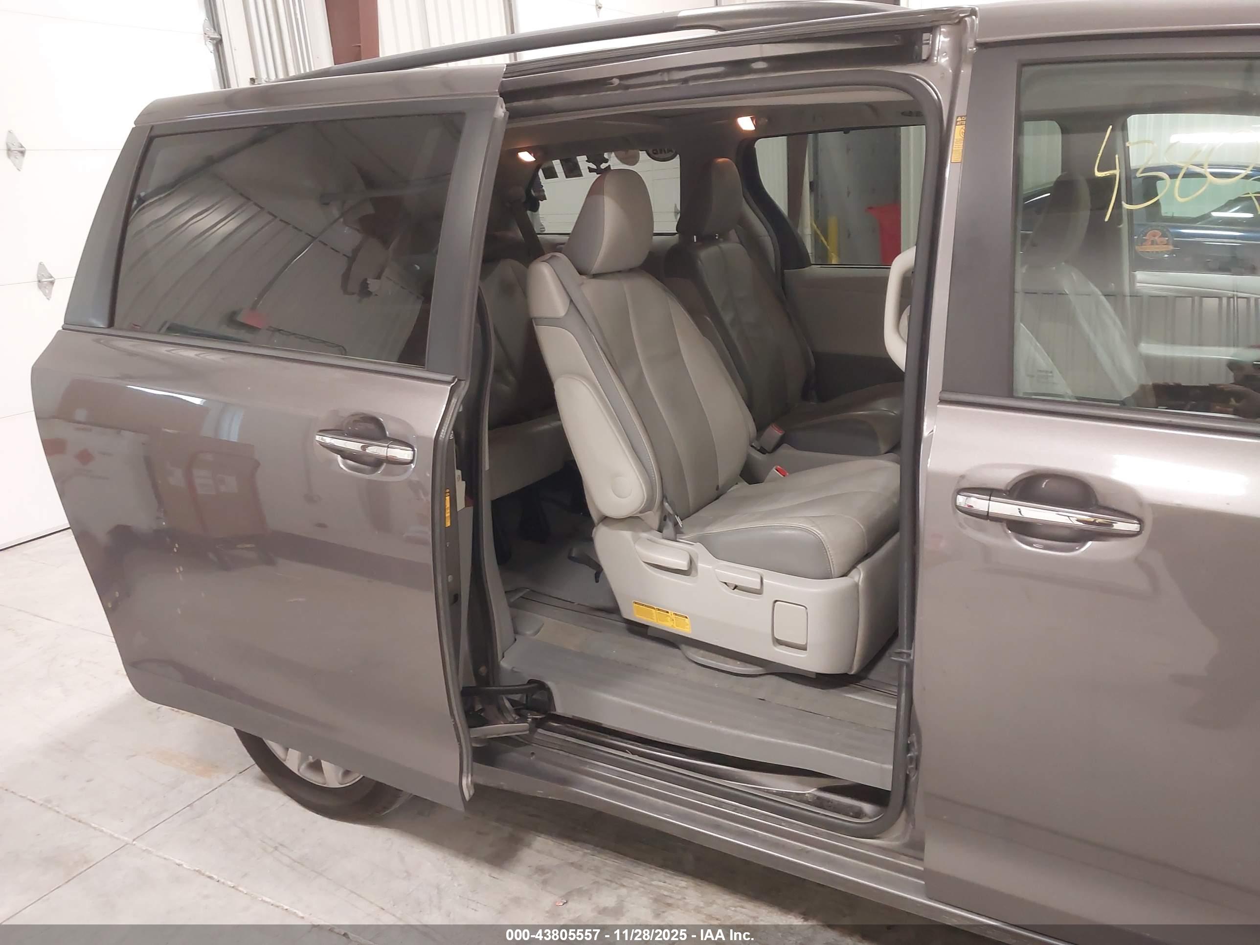 TOYOTA SIENNA image 8