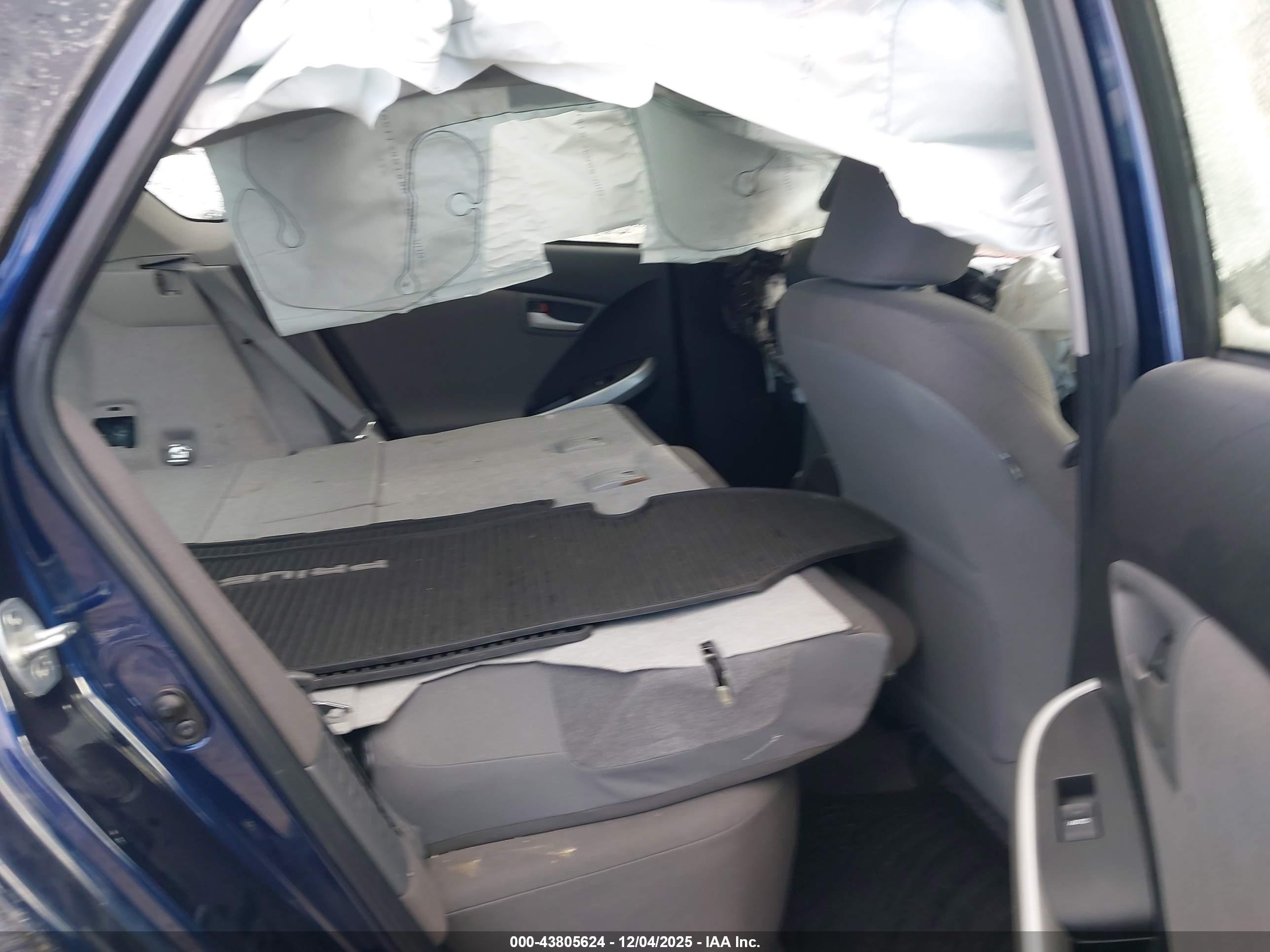 TOYOTA PRIUS image 8