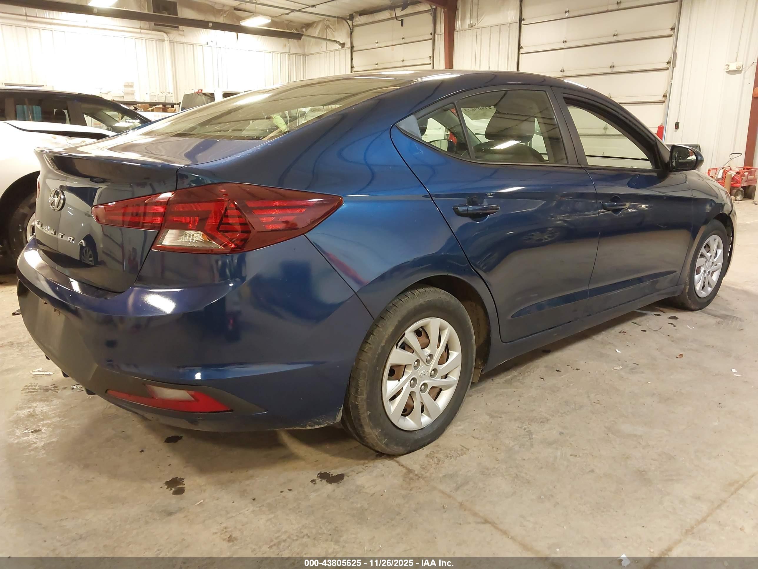 HYUNDAI ELANTRA image 4