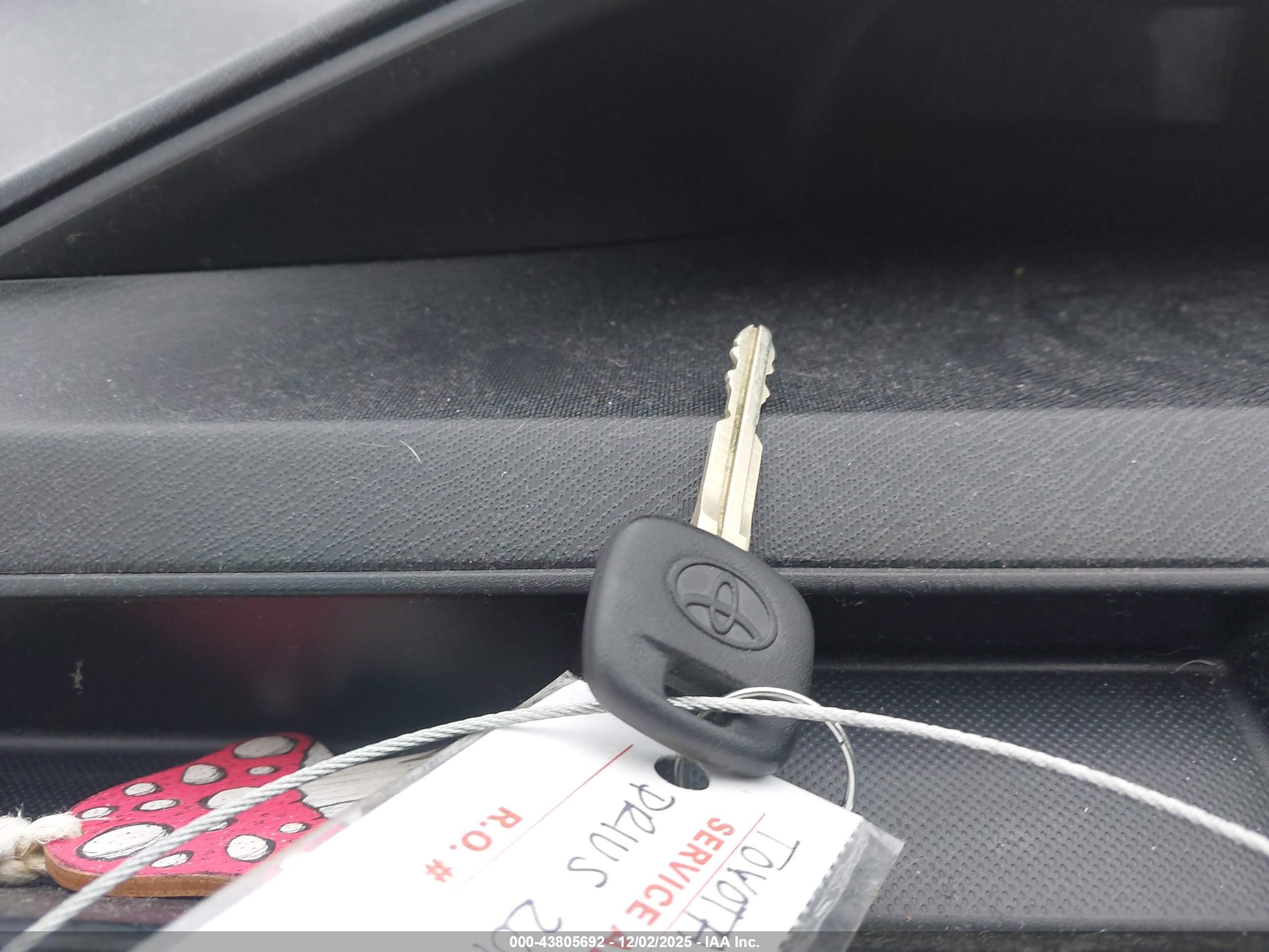 TOYOTA PRIUS image 11