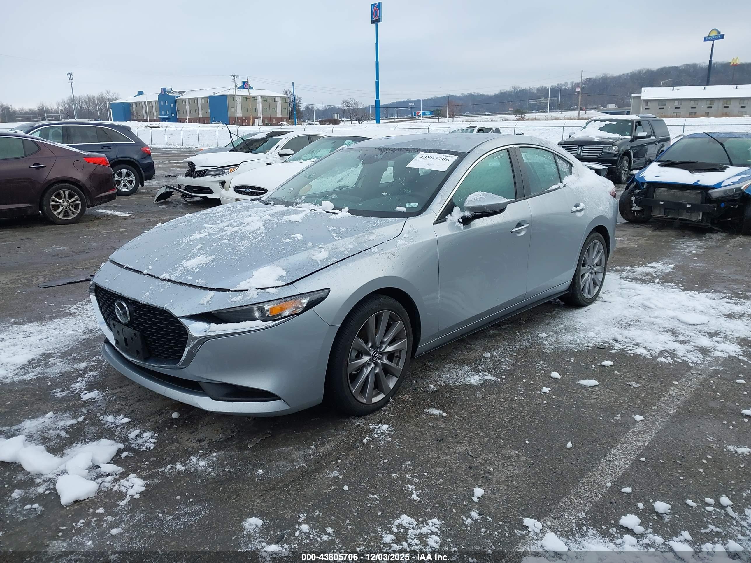 MAZDA MAZDA3 image 2