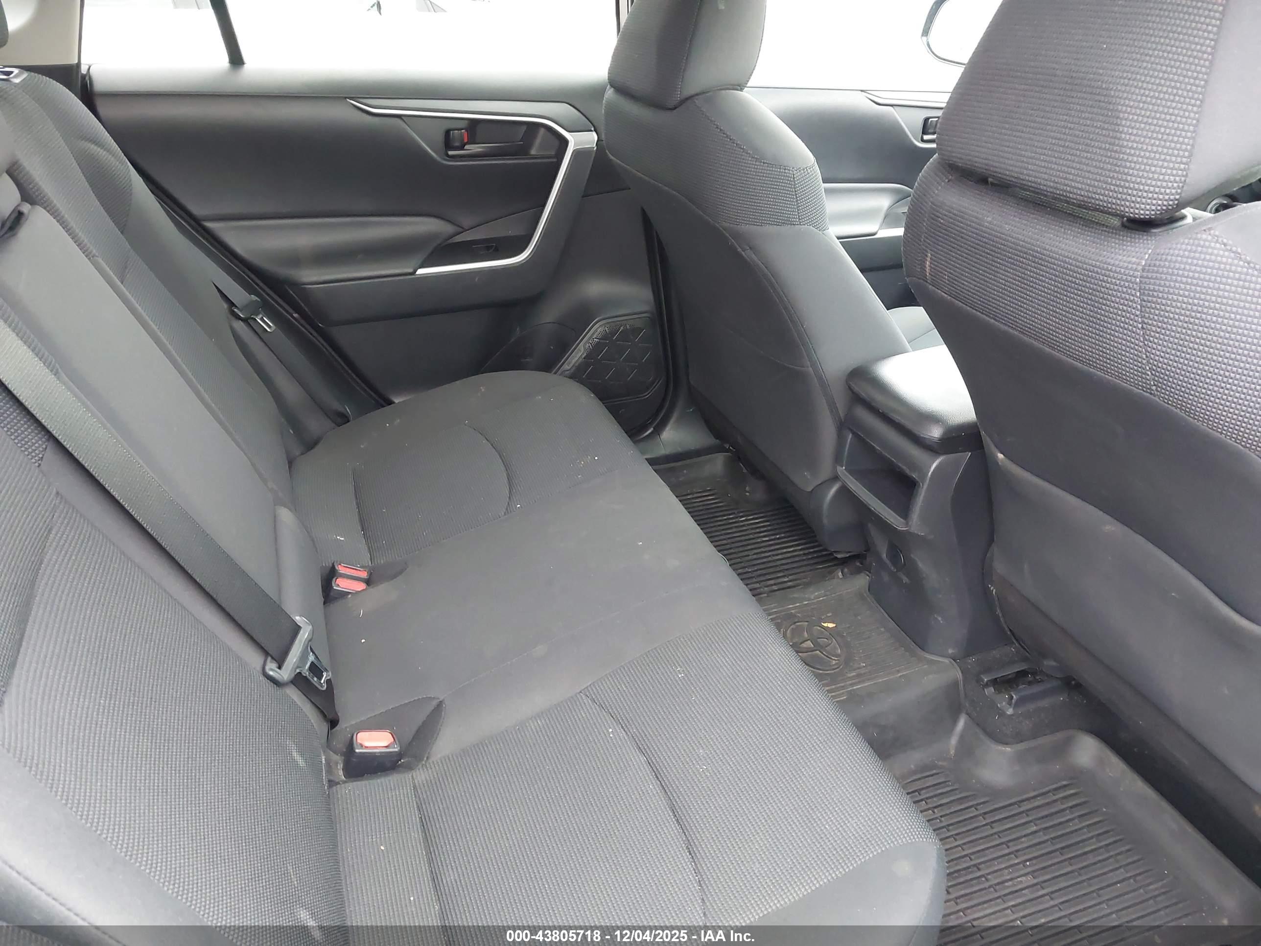 TOYOTA RAV4 image 8