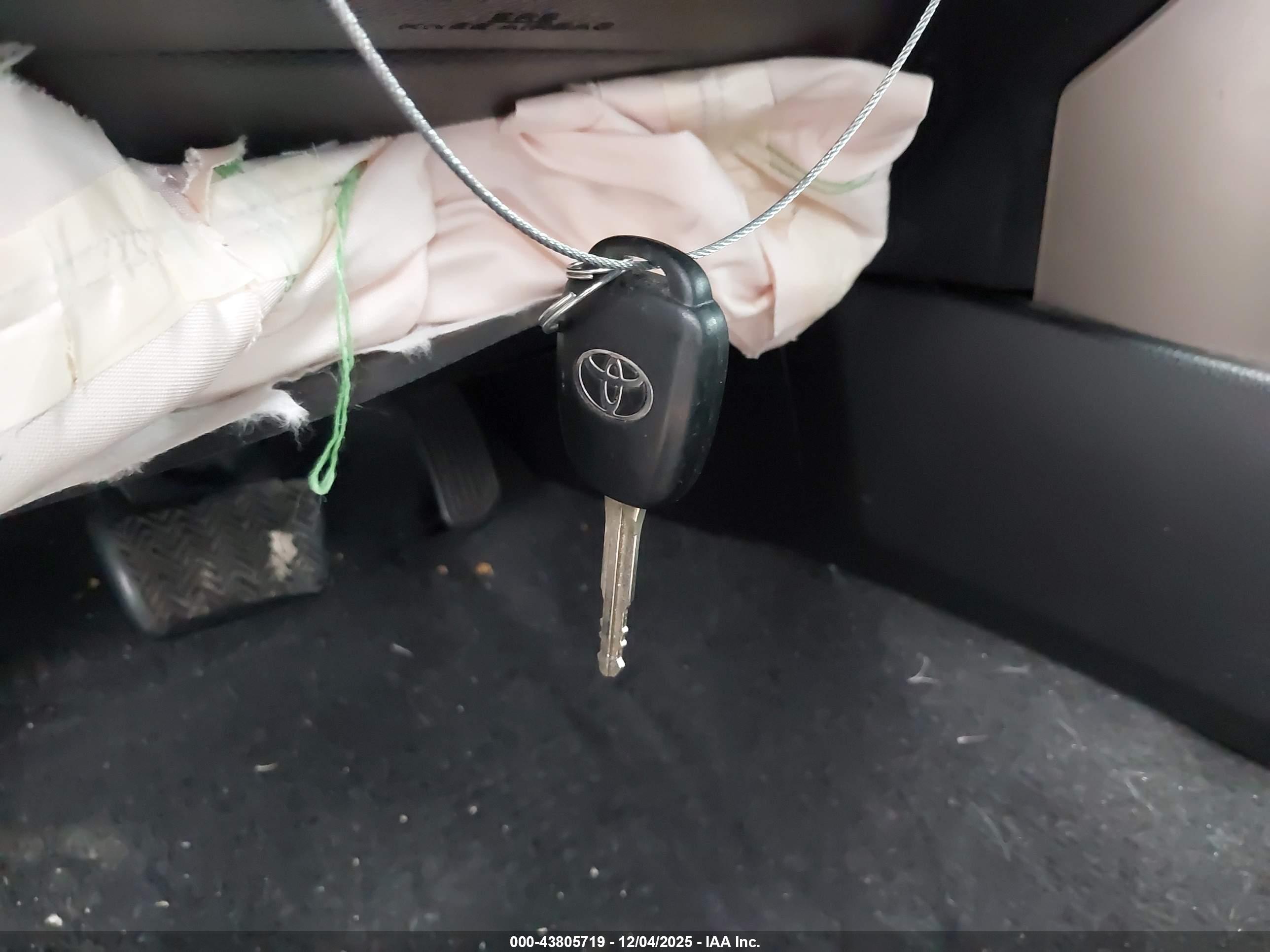TOYOTA RAV4 image 11