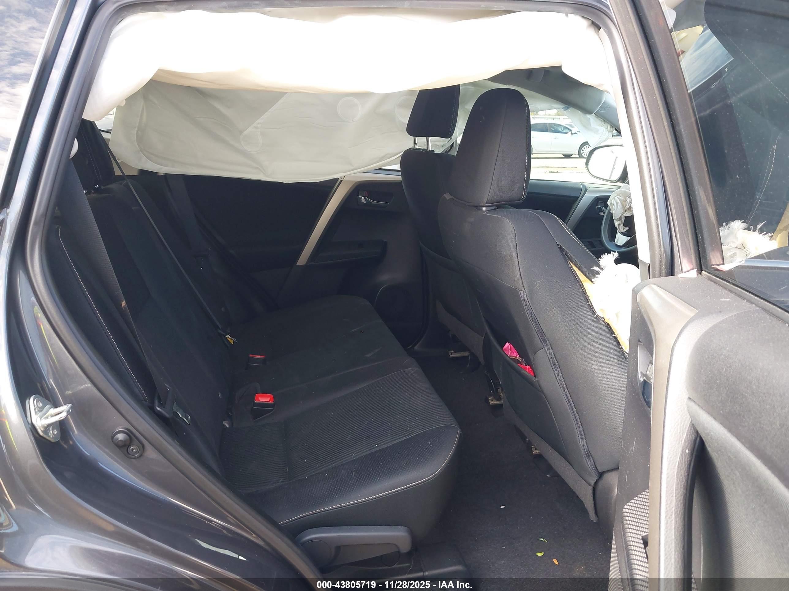 TOYOTA RAV4 image 8