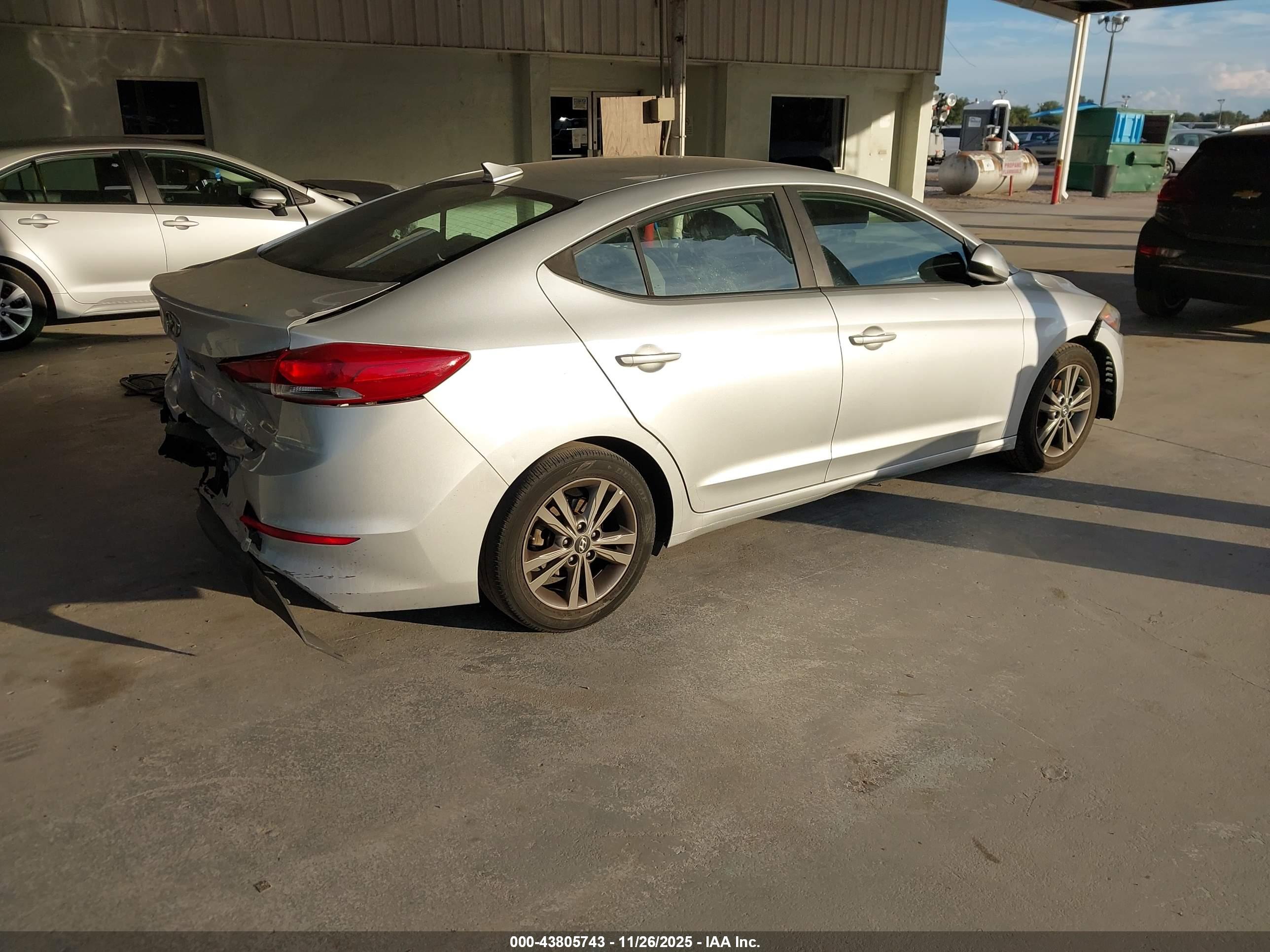 HYUNDAI ELANTRA image 4