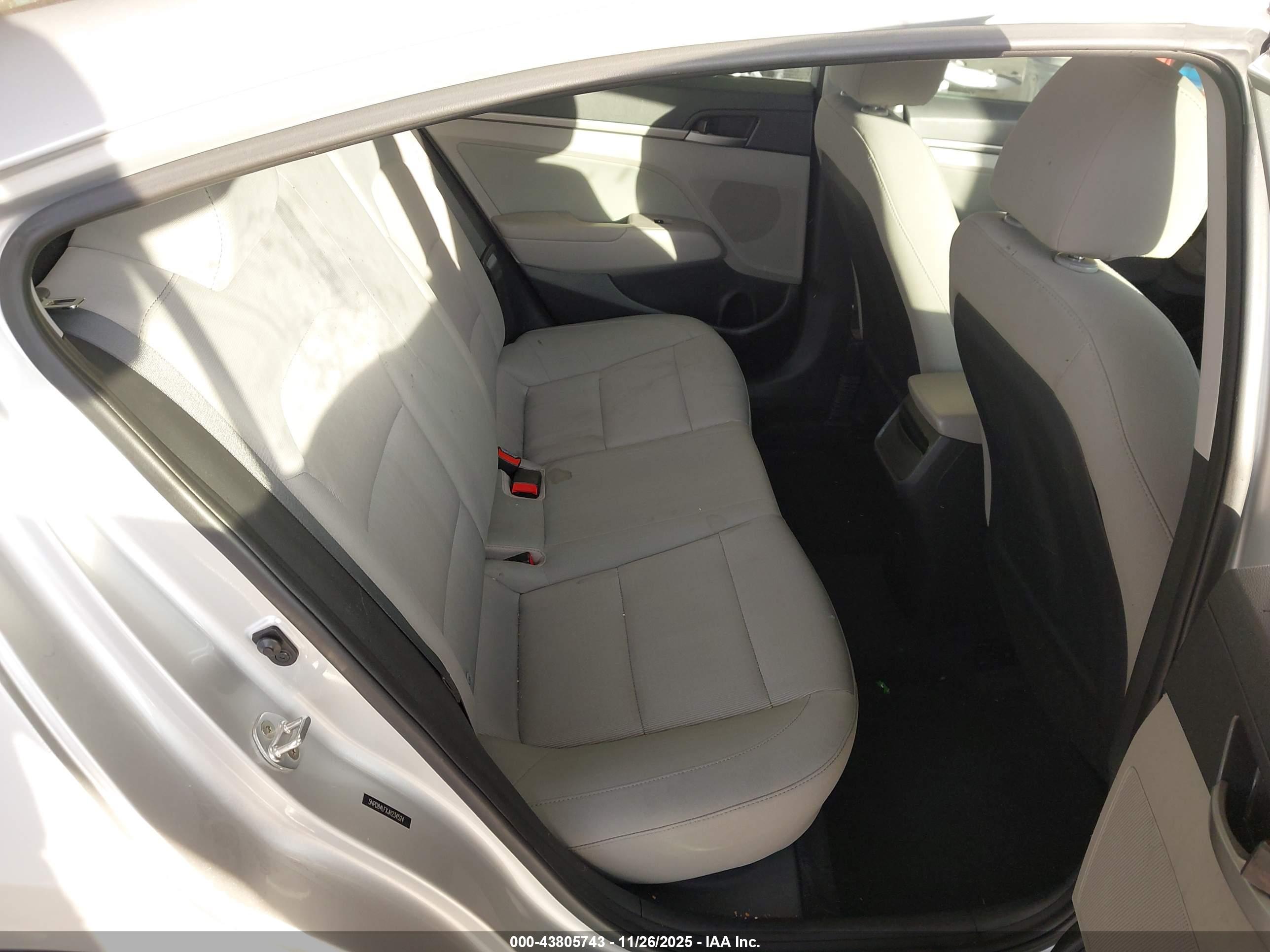 HYUNDAI ELANTRA image 8