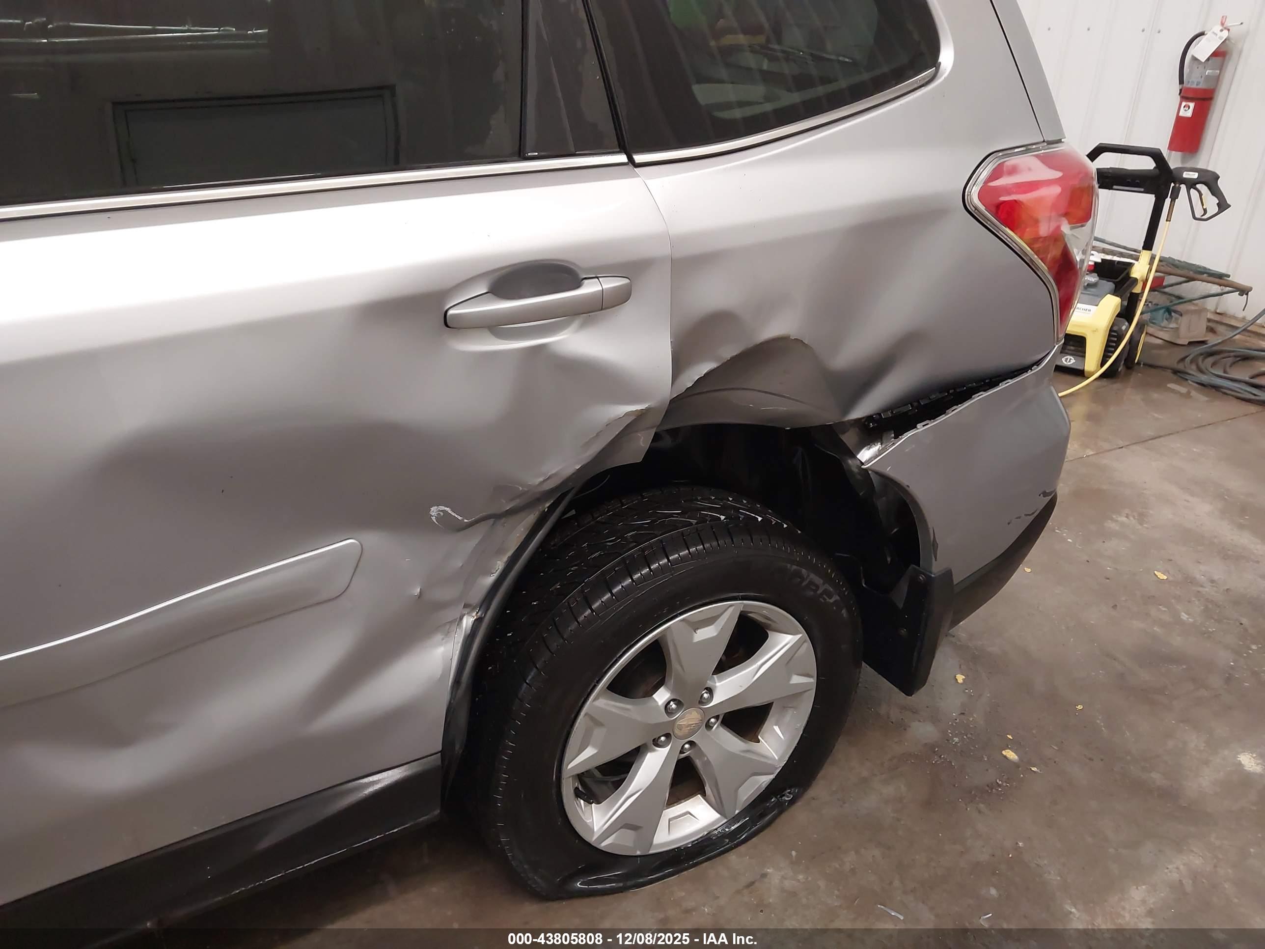 SUBARU FORESTER image 6