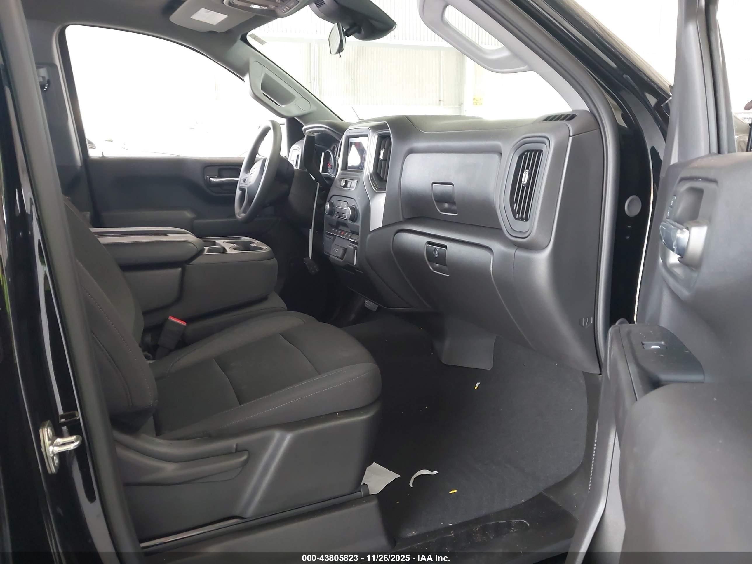 CHEVROLET SILVERADO image 5