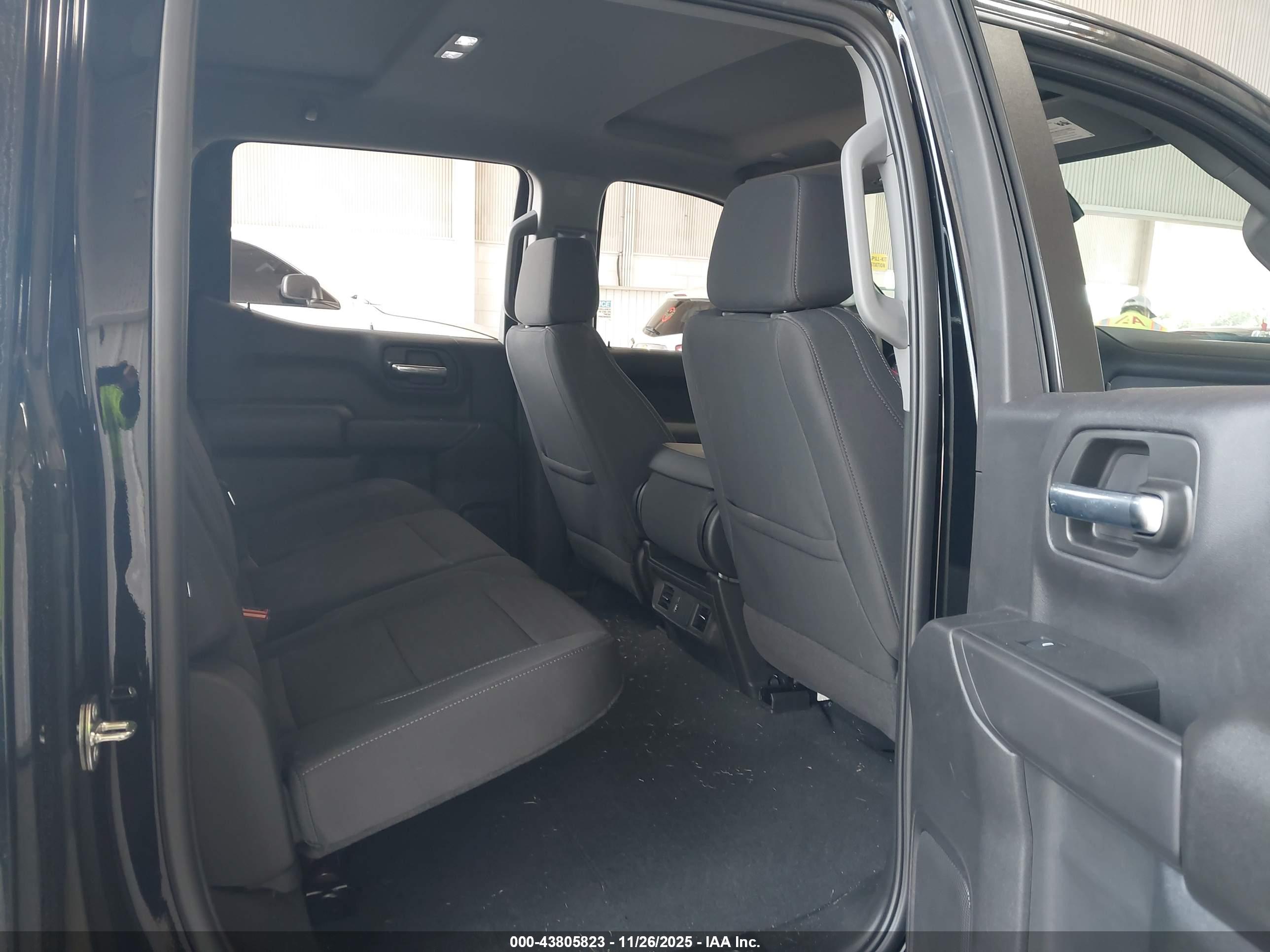 CHEVROLET SILVERADO image 8