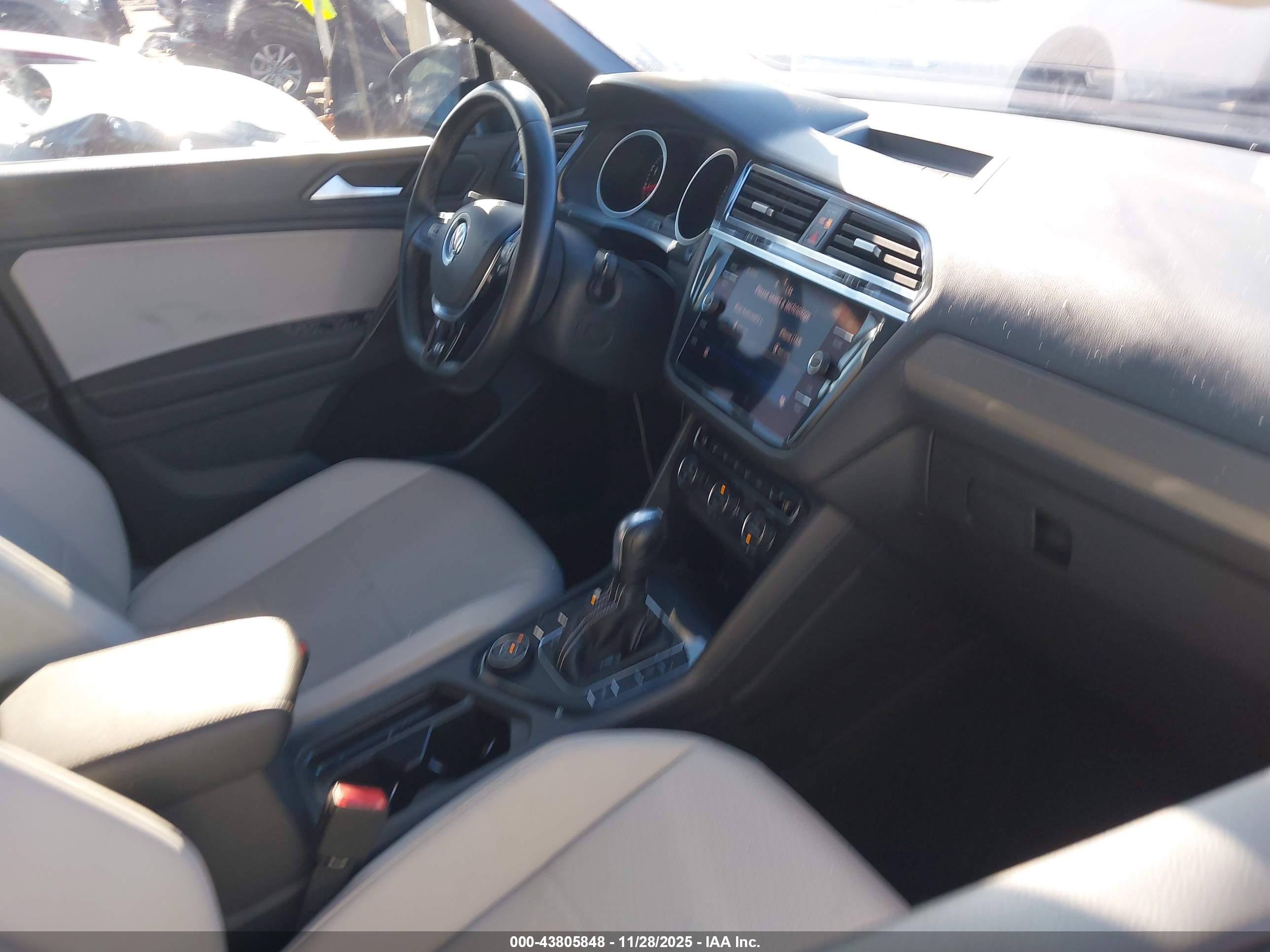 VOLKSWAGEN TIGUAN image 5