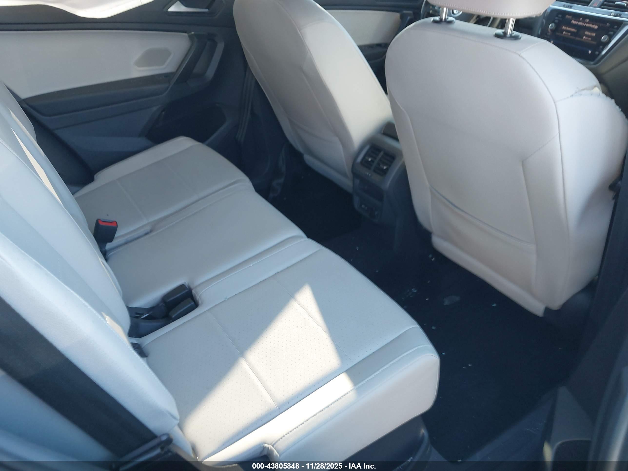 VOLKSWAGEN TIGUAN image 8