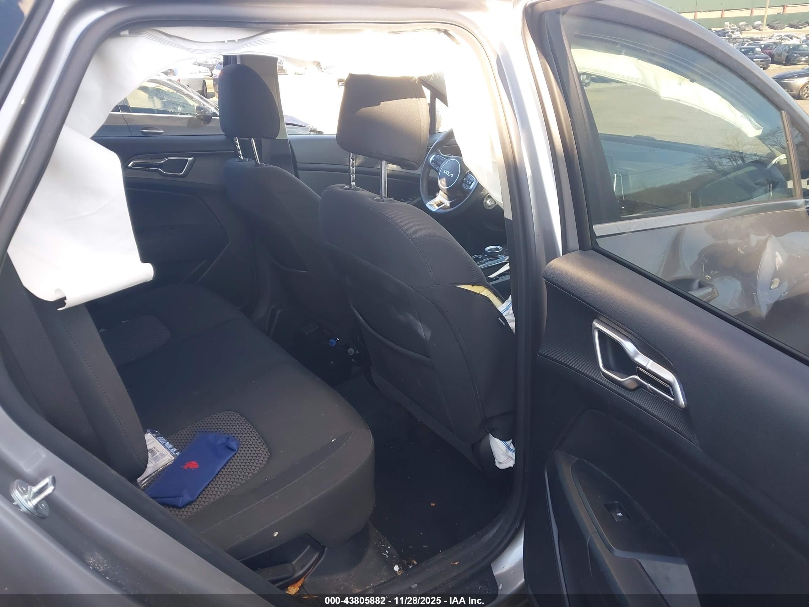 KIA SPORTAGE image 8