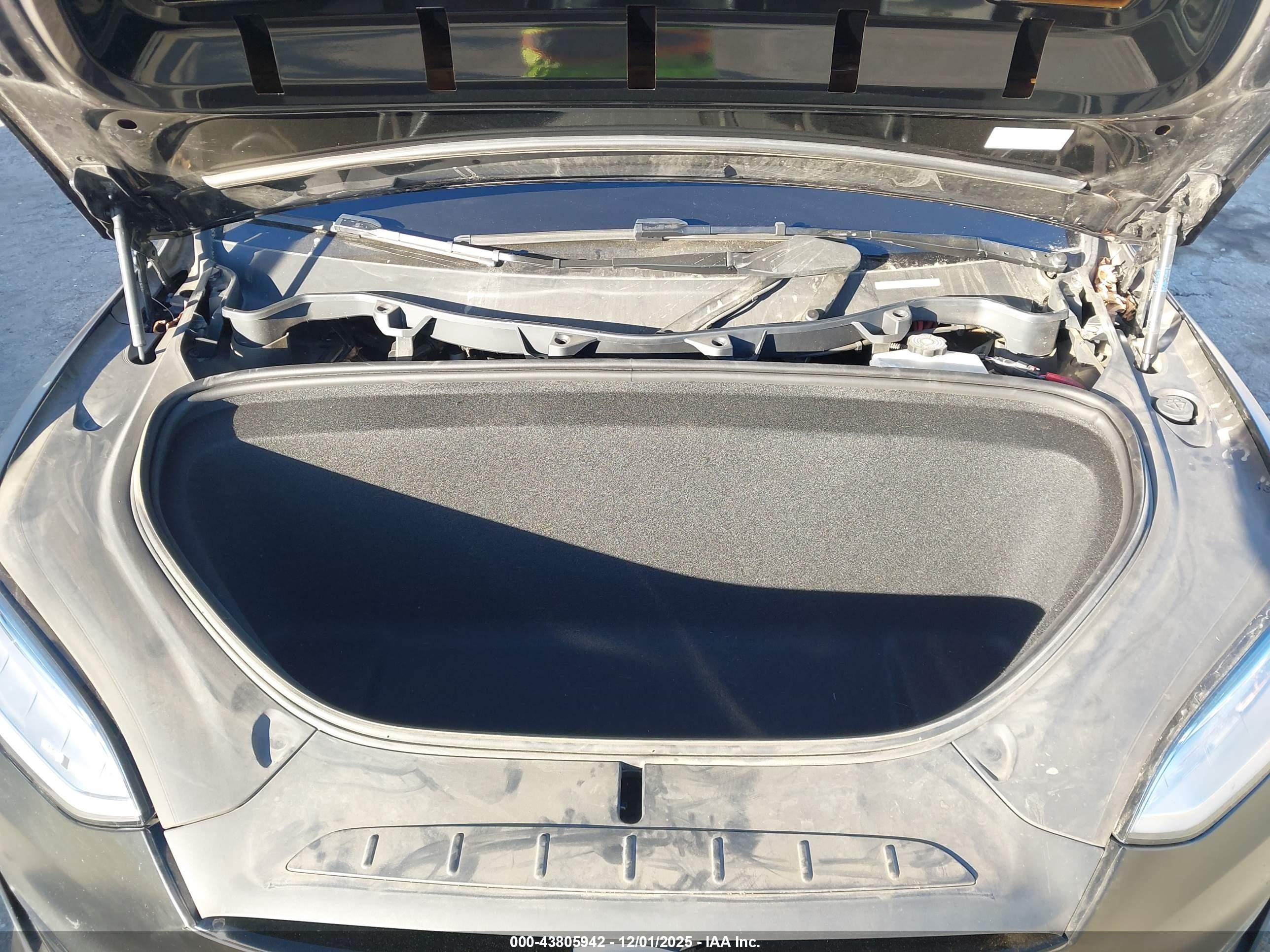 TESLA MODEL image 10