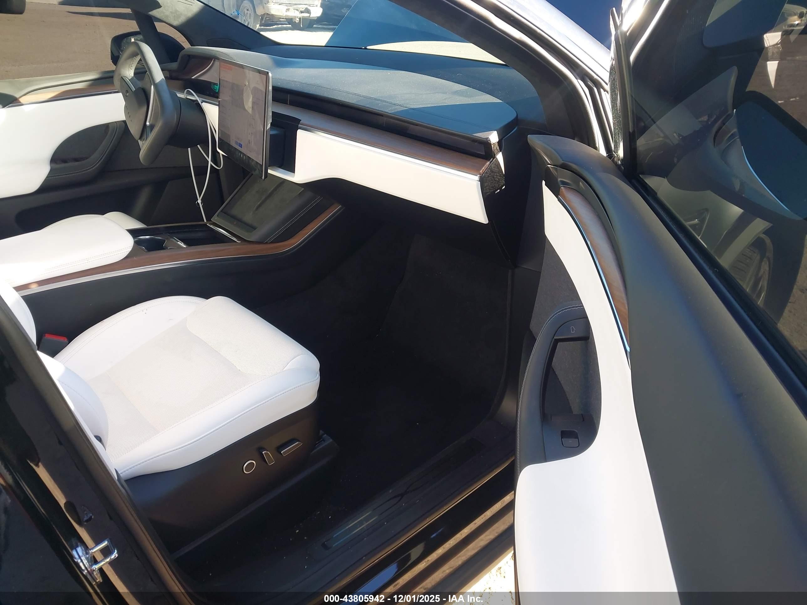 TESLA MODEL image 5