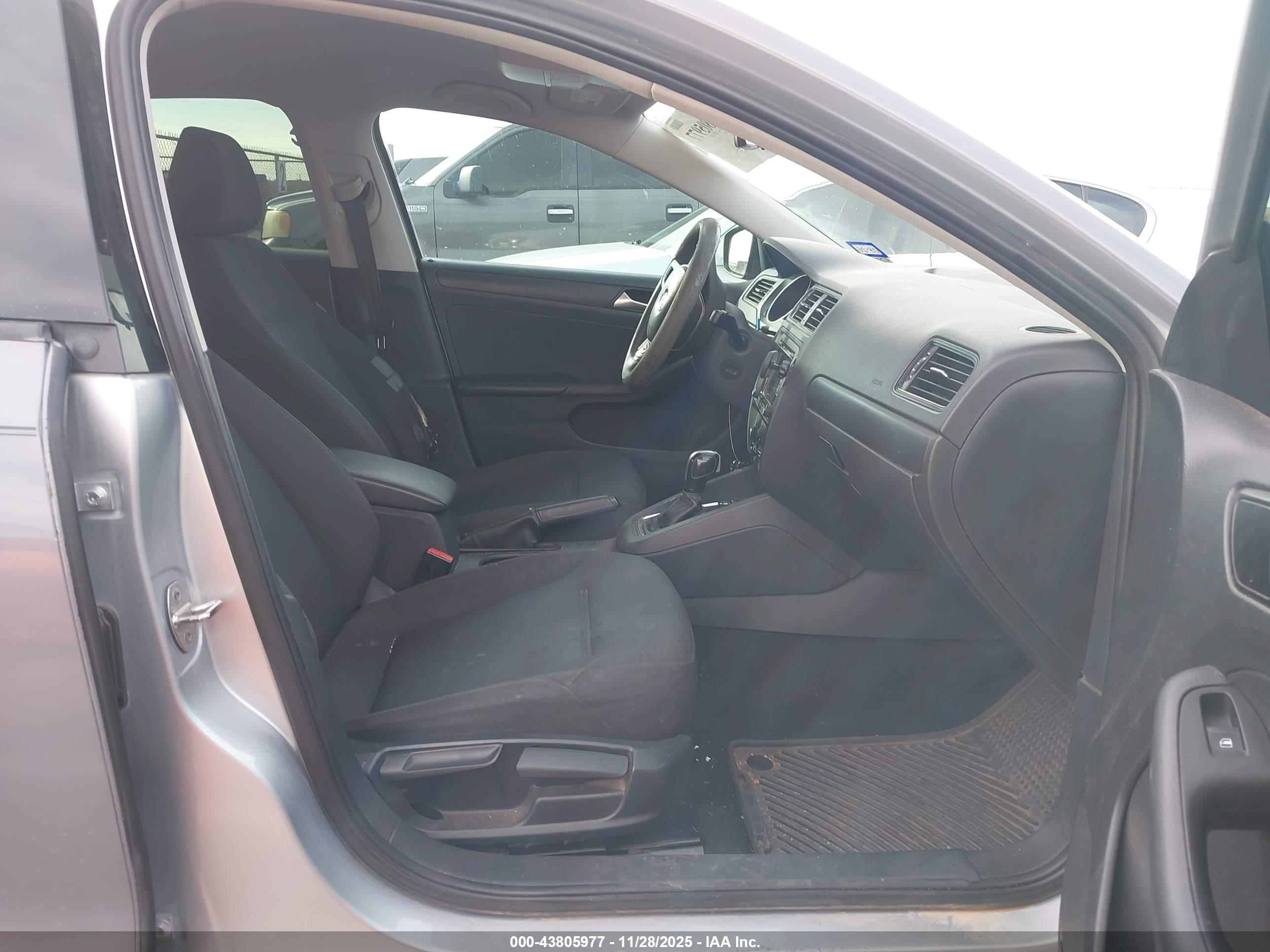 VOLKSWAGEN JETTA image 5