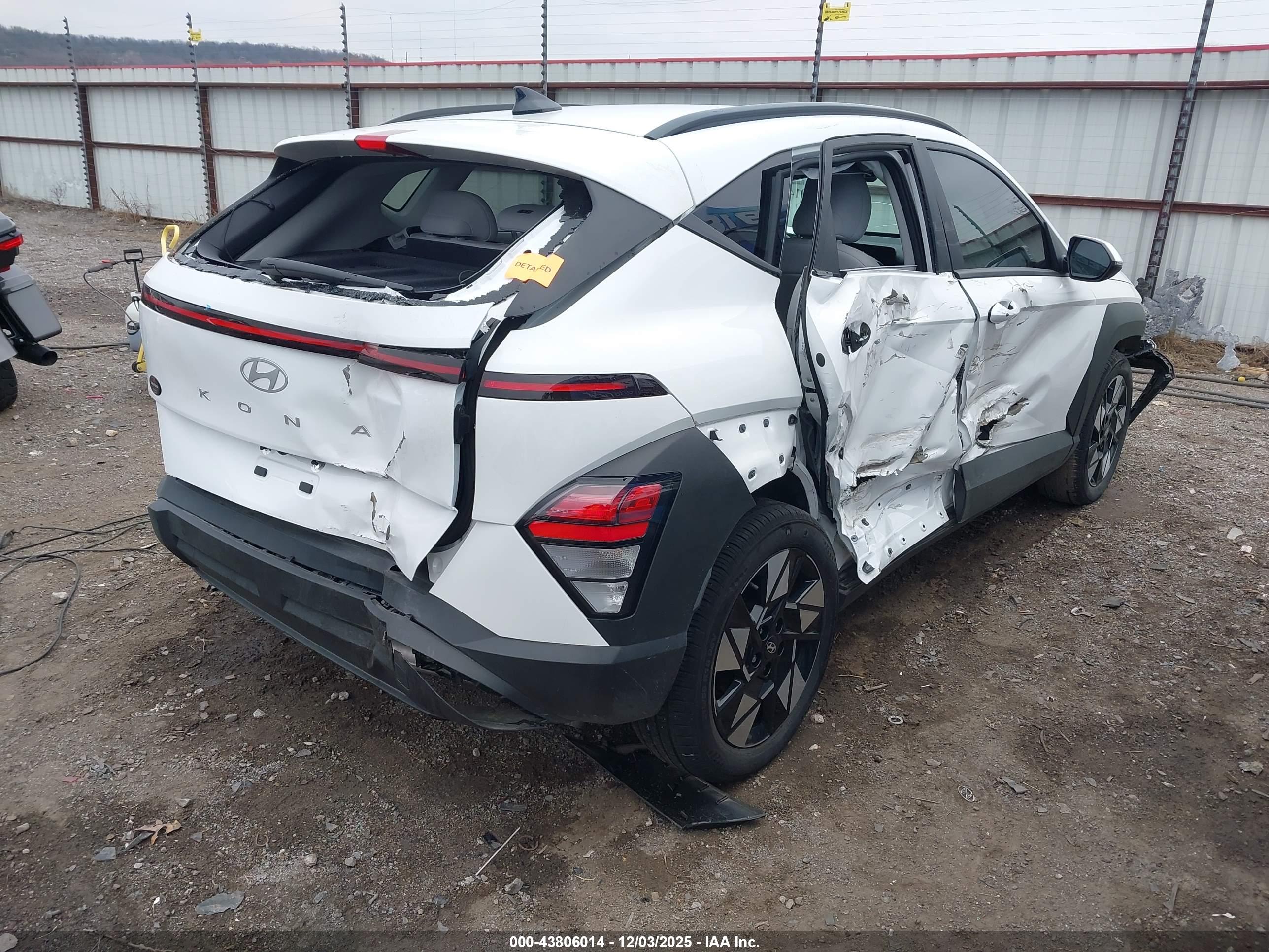 HYUNDAI KONA image 4