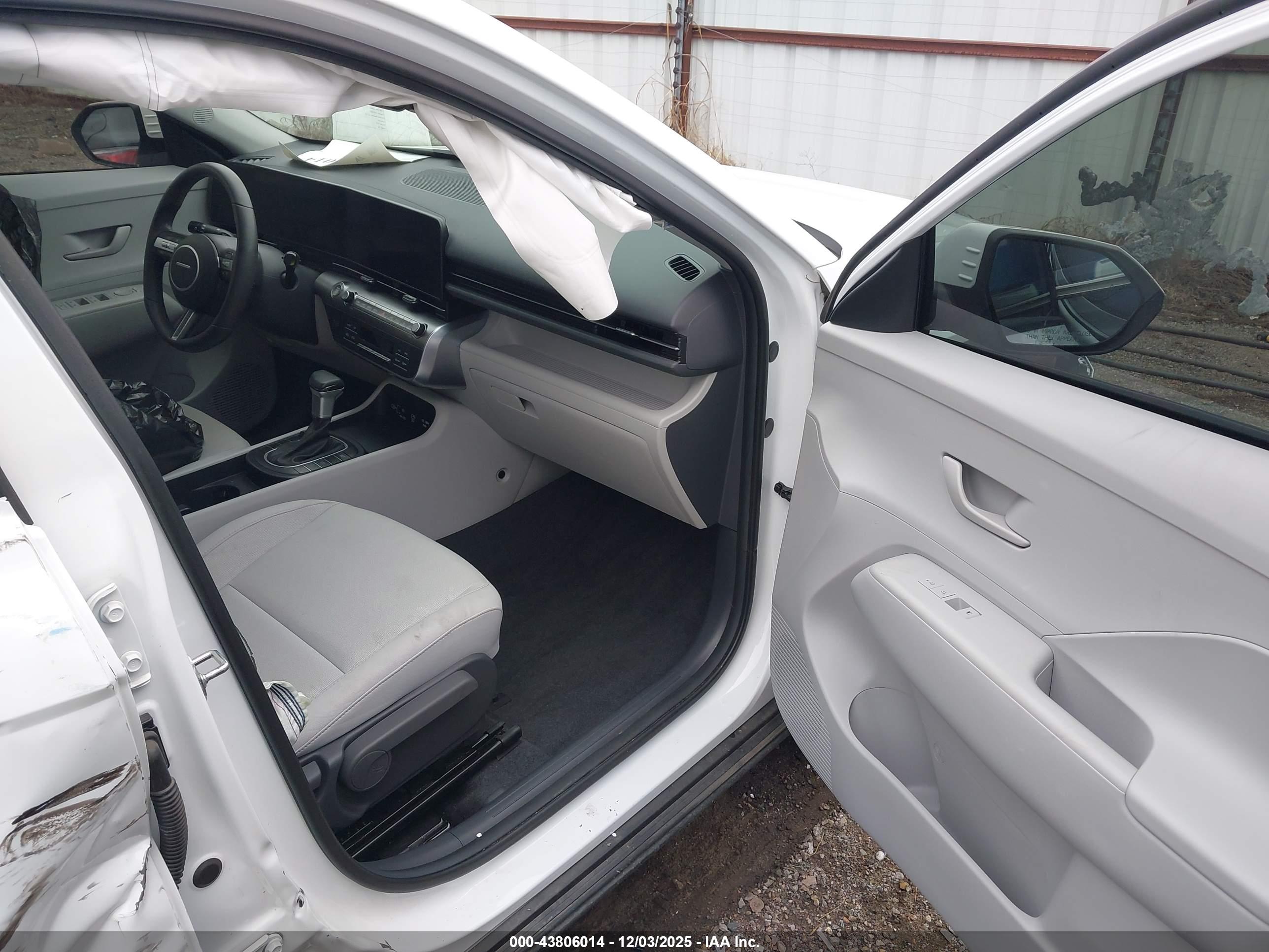 HYUNDAI KONA image 5
