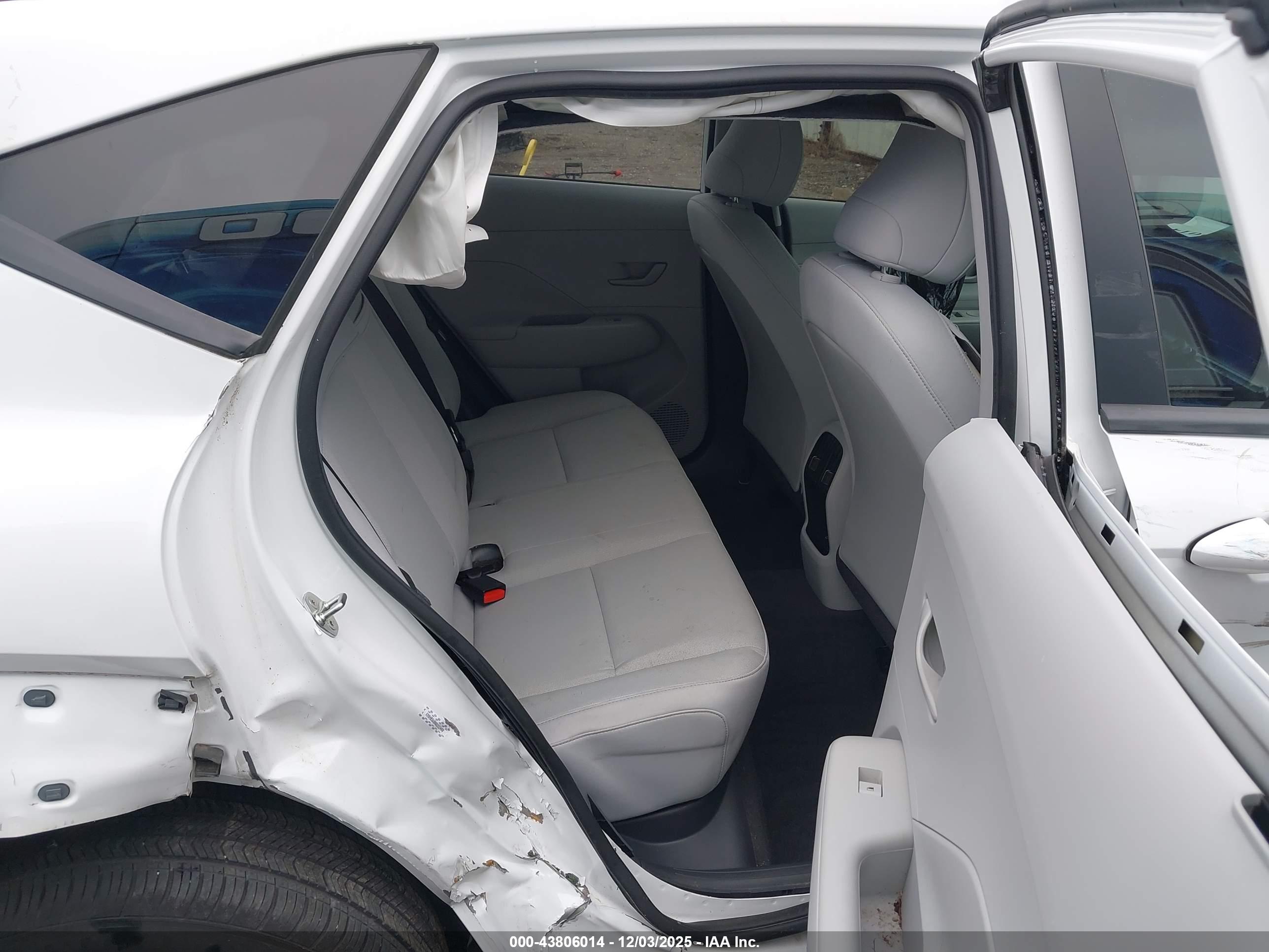 HYUNDAI KONA image 8