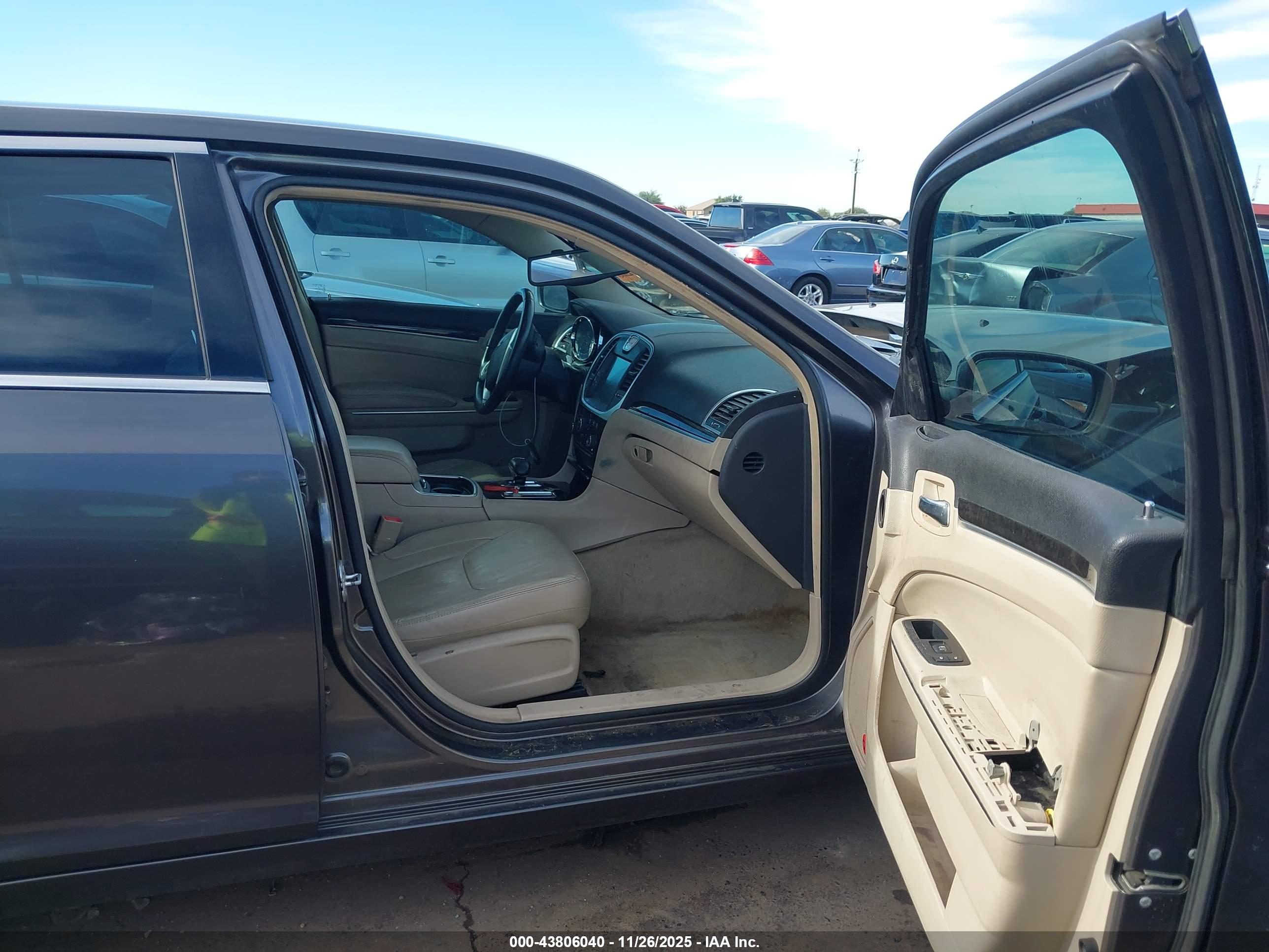 CHRYSLER 300 image 5