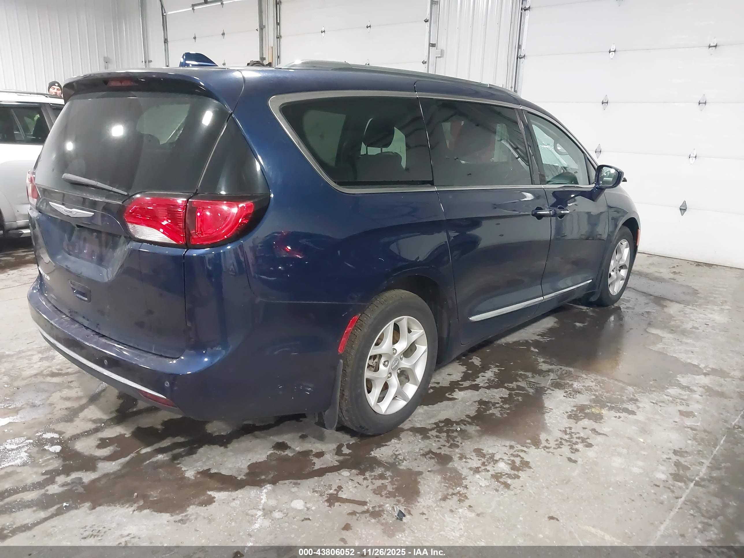 CHRYSLER PACIFICA image 4