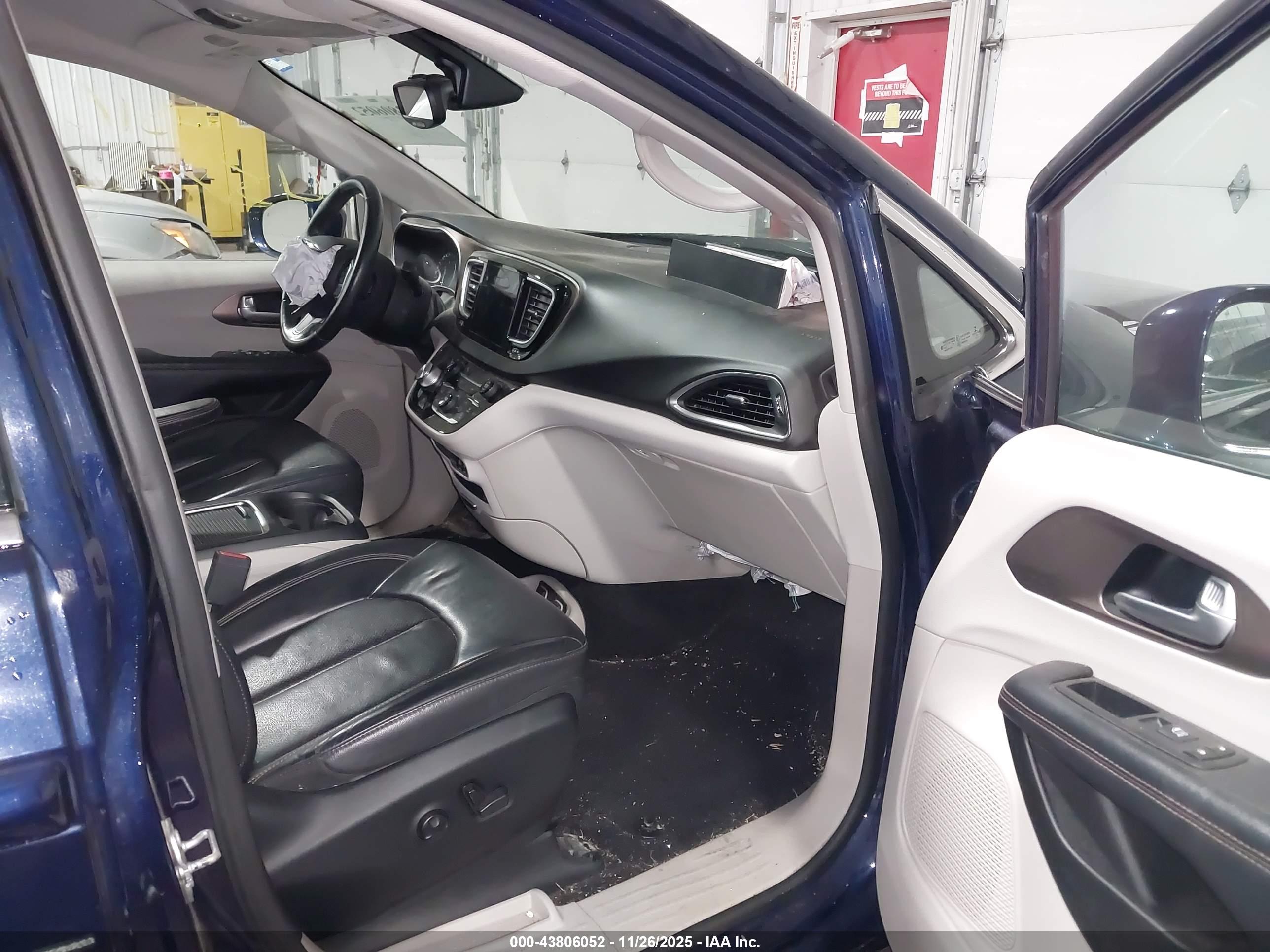CHRYSLER PACIFICA image 5