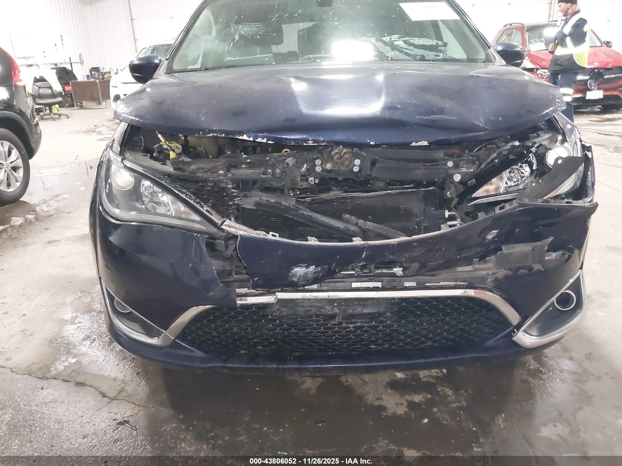 CHRYSLER PACIFICA image 6