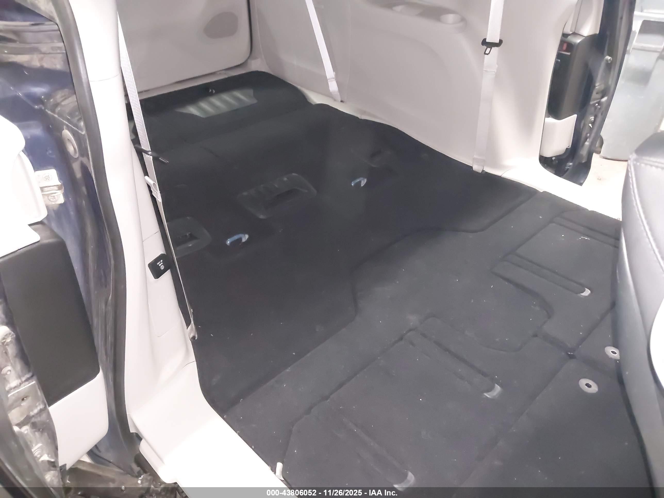 CHRYSLER PACIFICA image 8