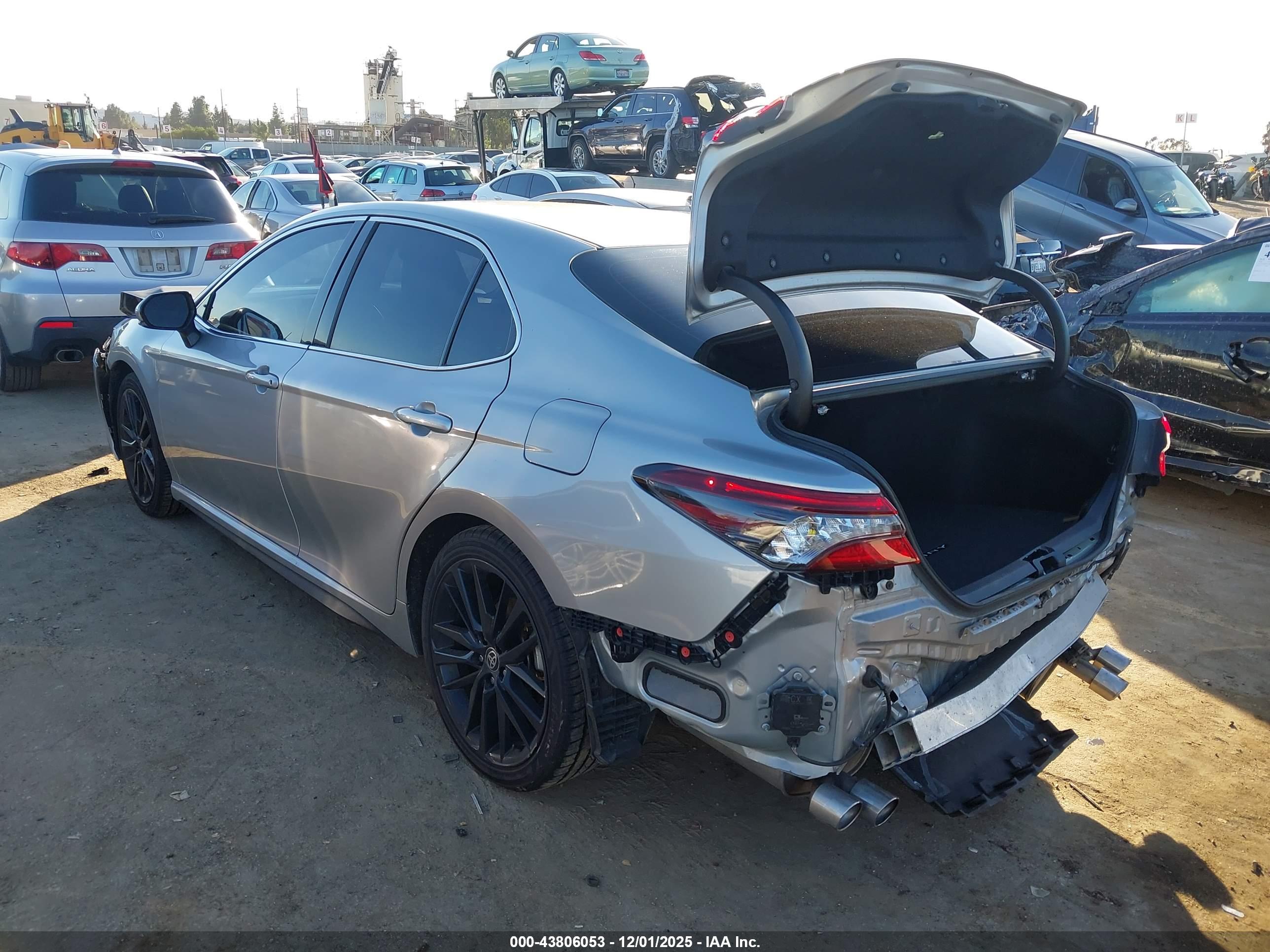 TOYOTA CAMRY image 3