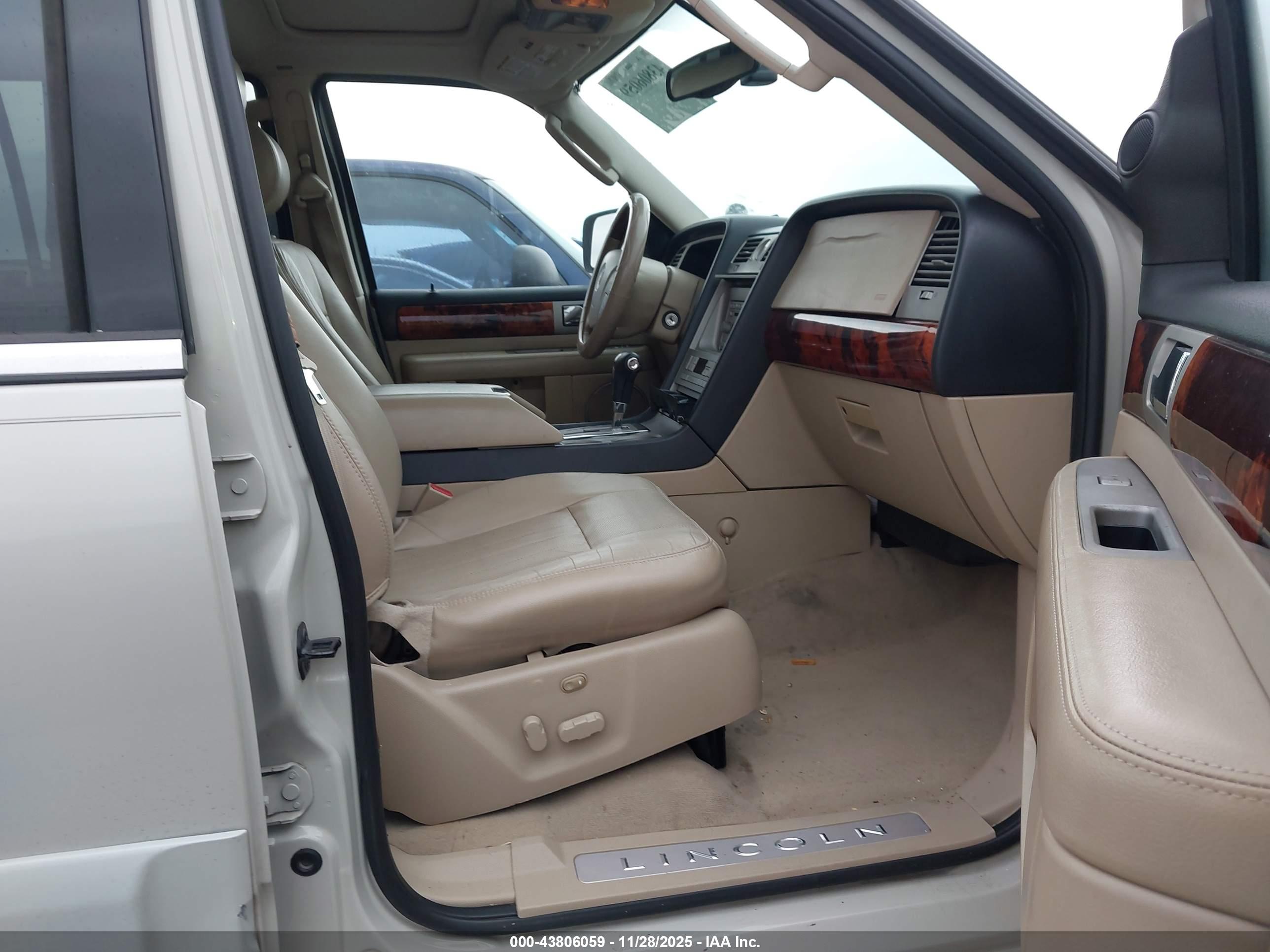 LINCOLN NAVIGATOR image 5