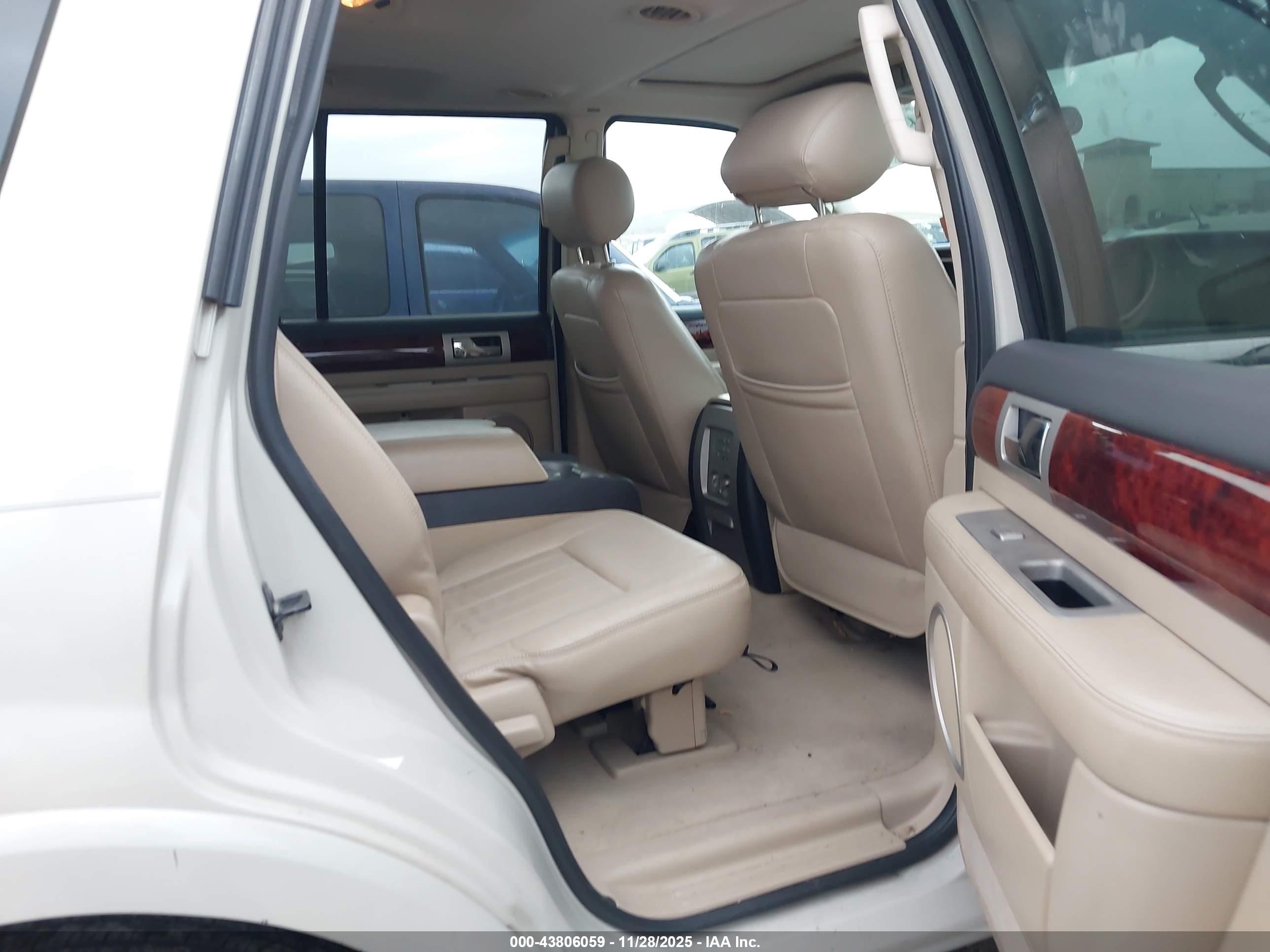 LINCOLN NAVIGATOR image 8