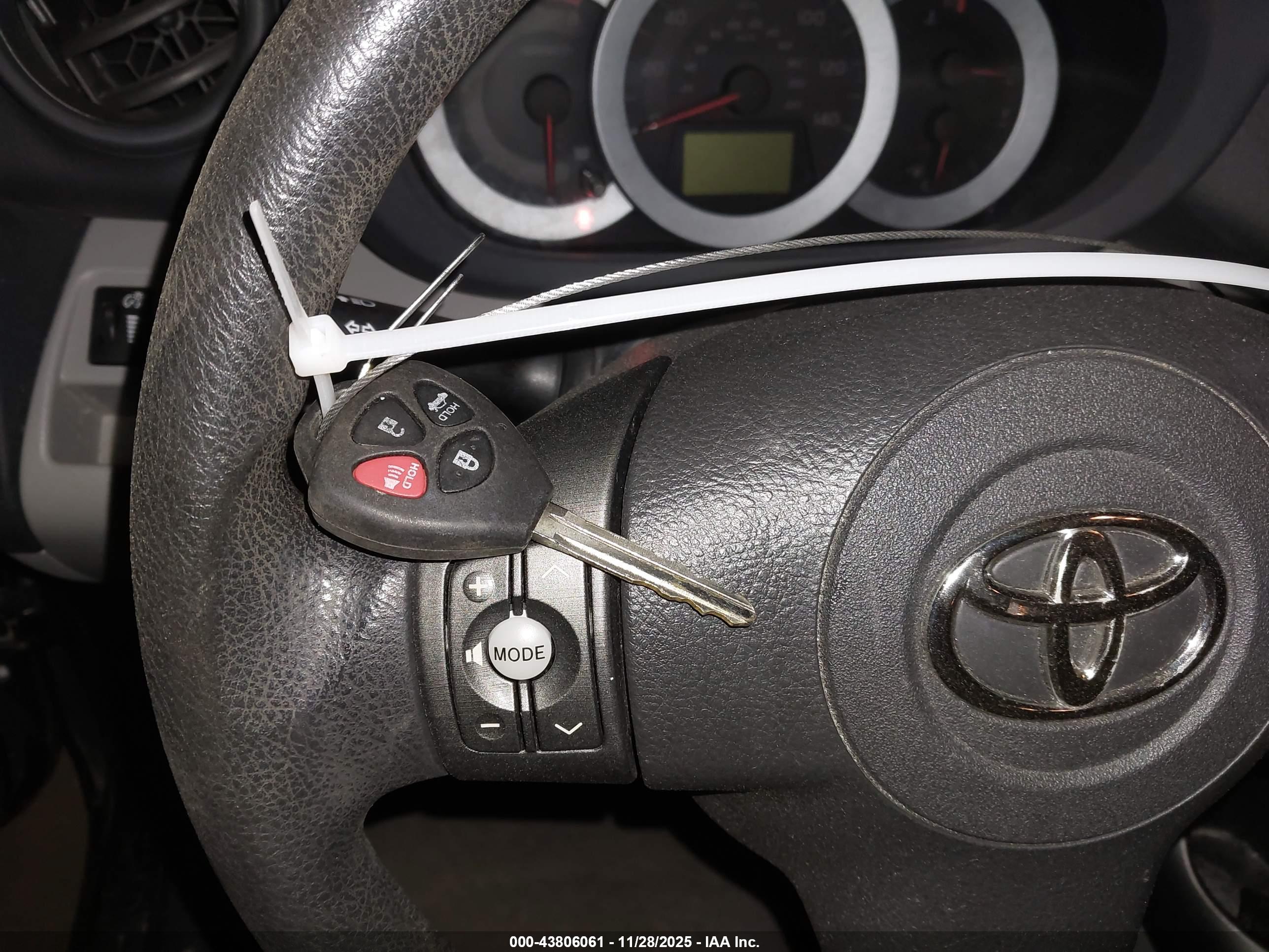 TOYOTA RAV4 image 11