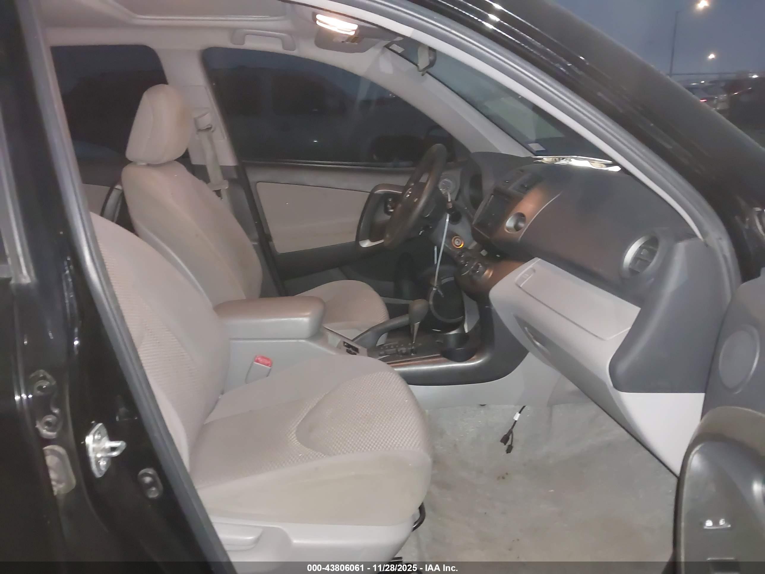 TOYOTA RAV4 image 5