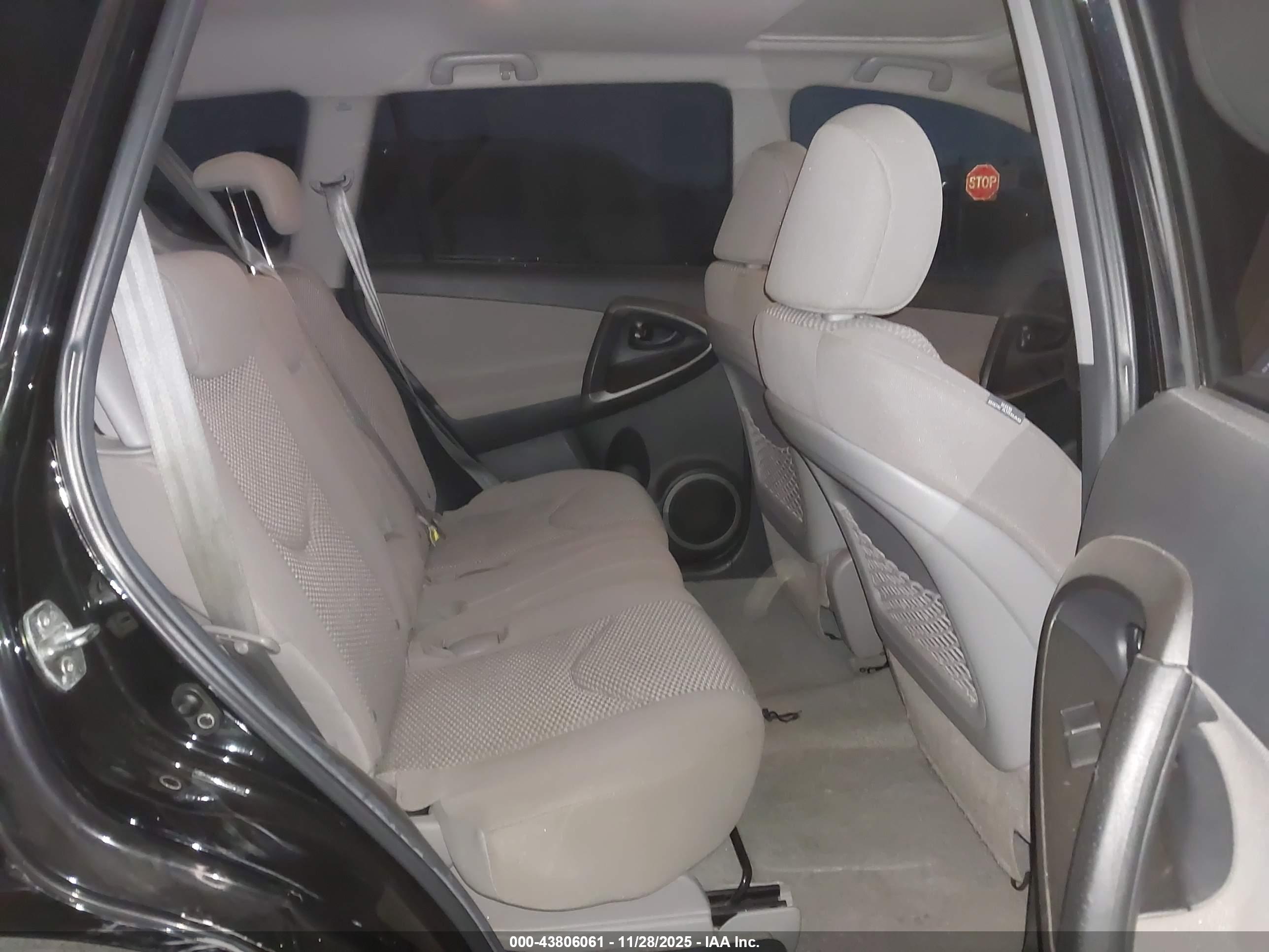 TOYOTA RAV4 image 8