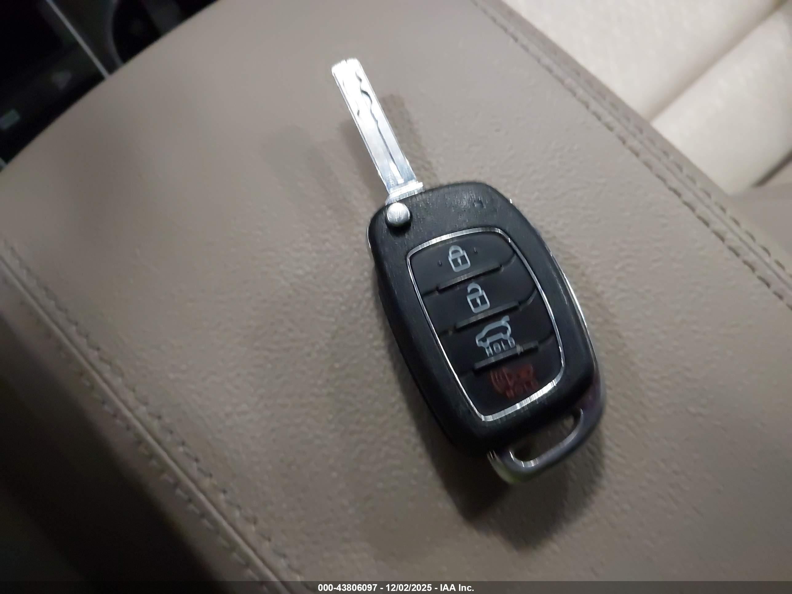 HYUNDAI TUCSON image 11