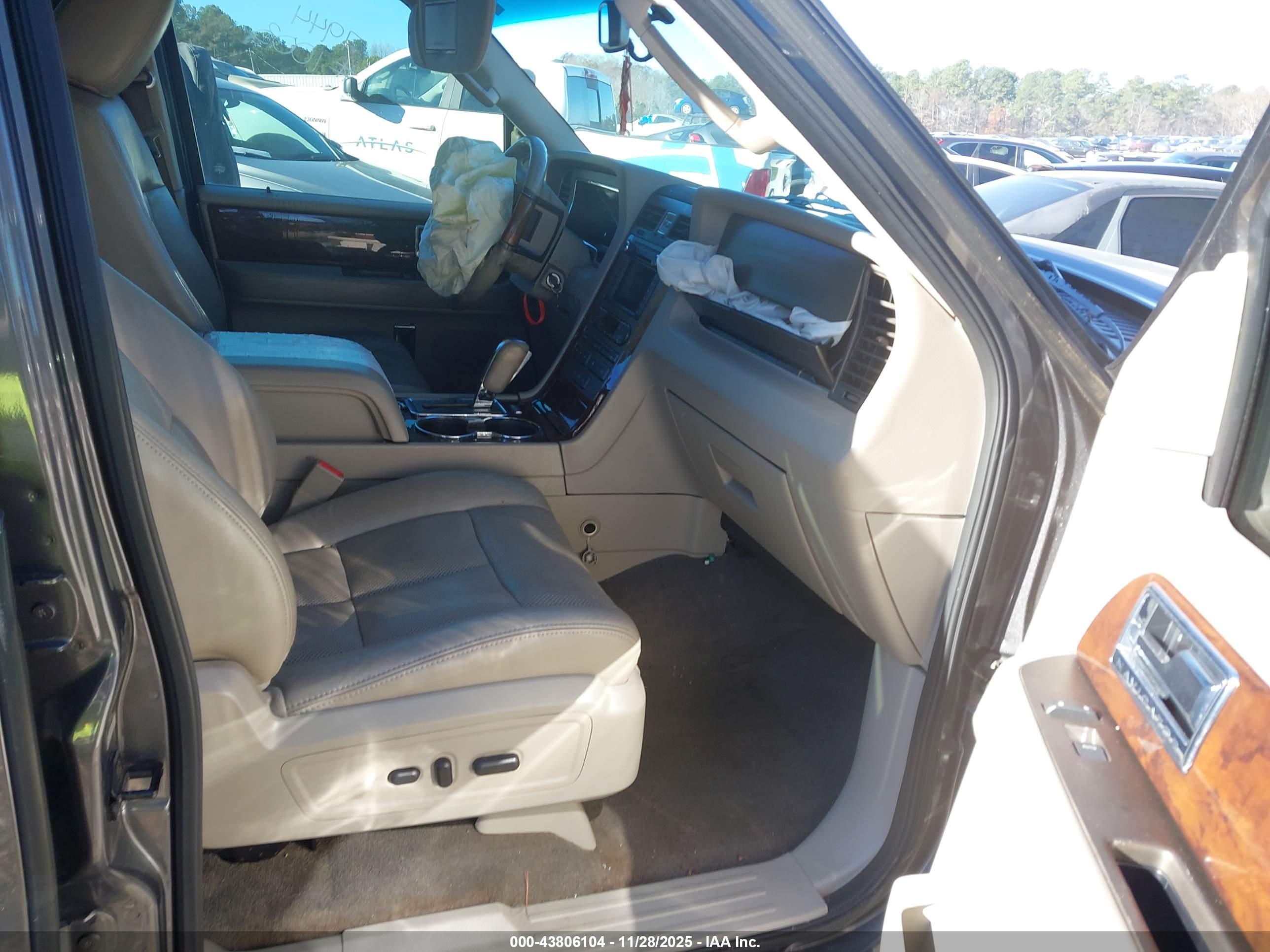 LINCOLN NAVIGATOR image 5