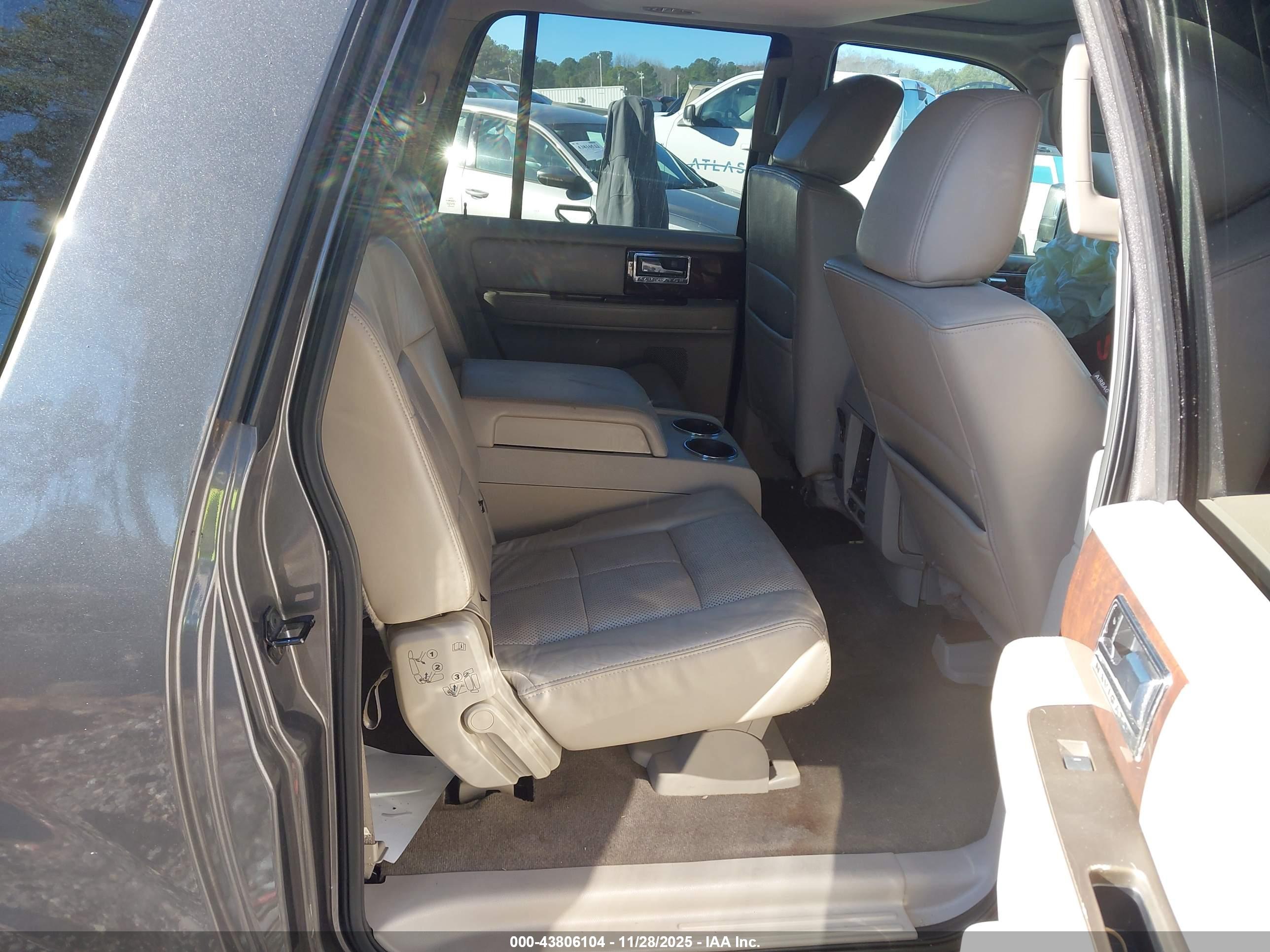 LINCOLN NAVIGATOR image 8