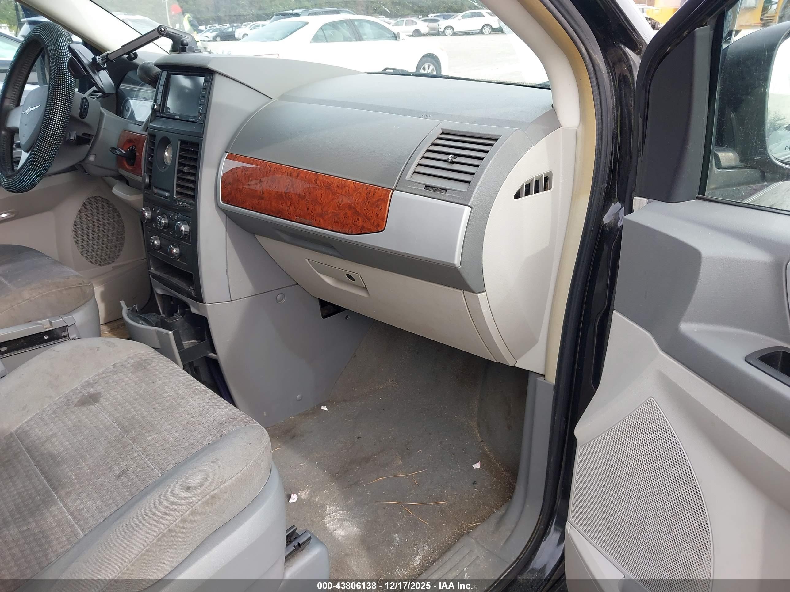 CHRYSLER TOWN image 5