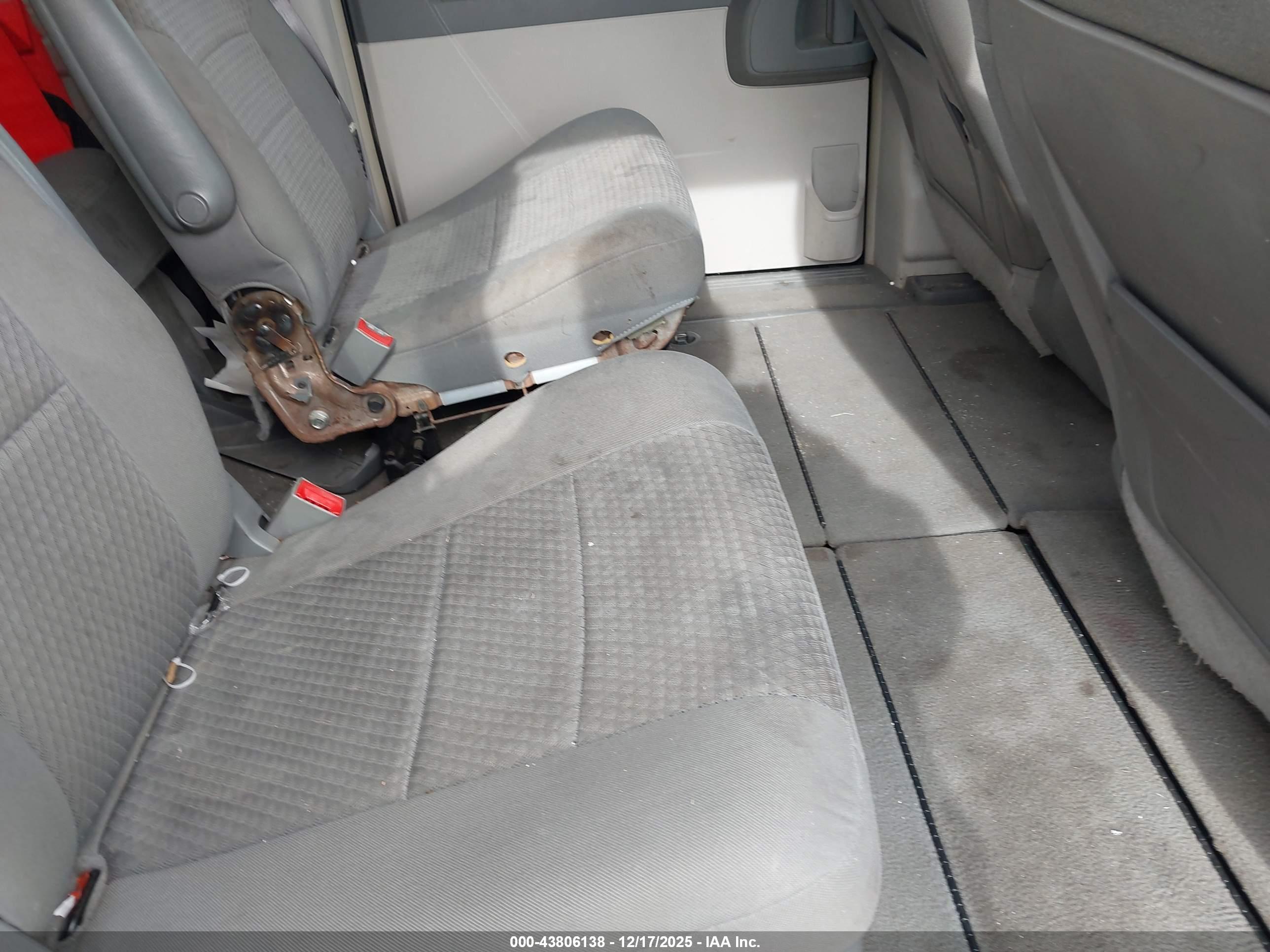 CHRYSLER TOWN image 8