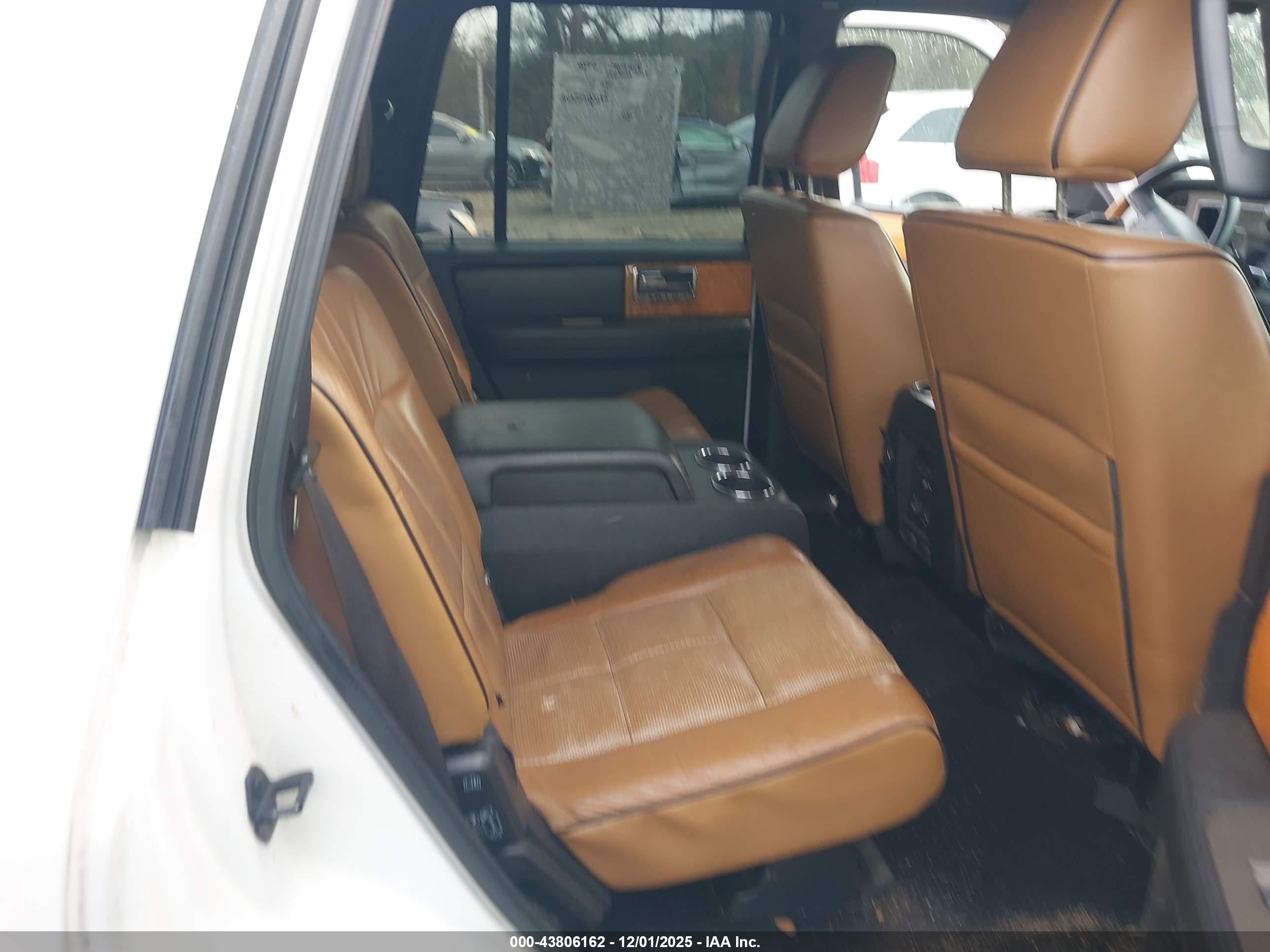 LINCOLN NAVIGATOR image 8