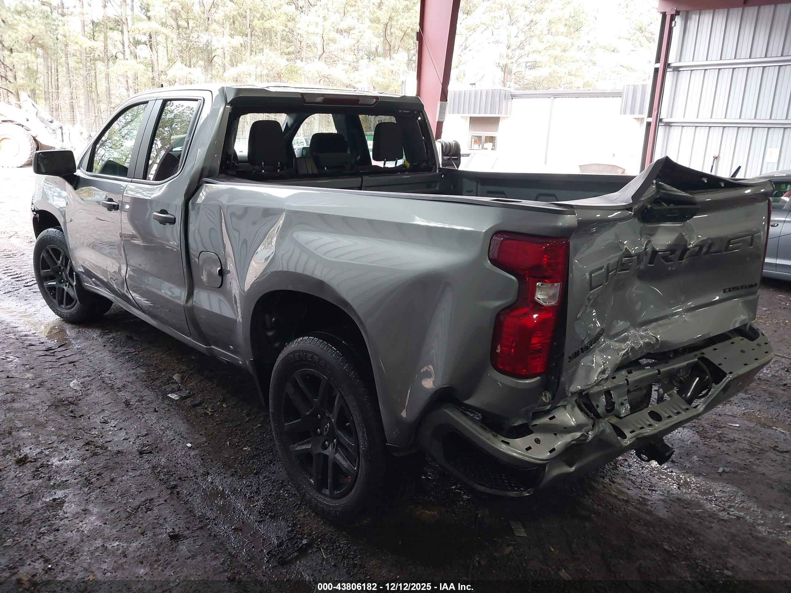 CHEVROLET SILVERADO image 3