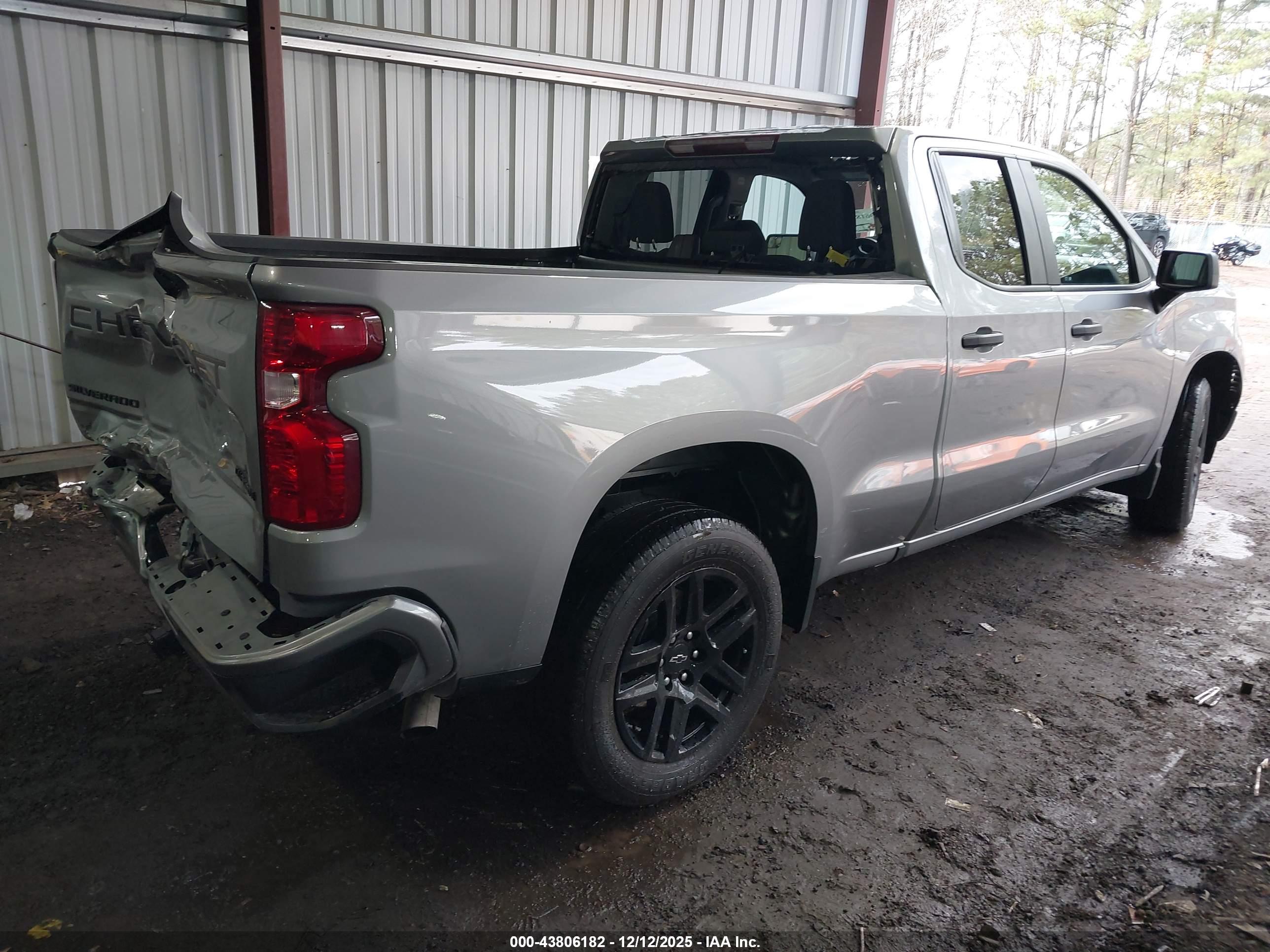 CHEVROLET SILVERADO image 4