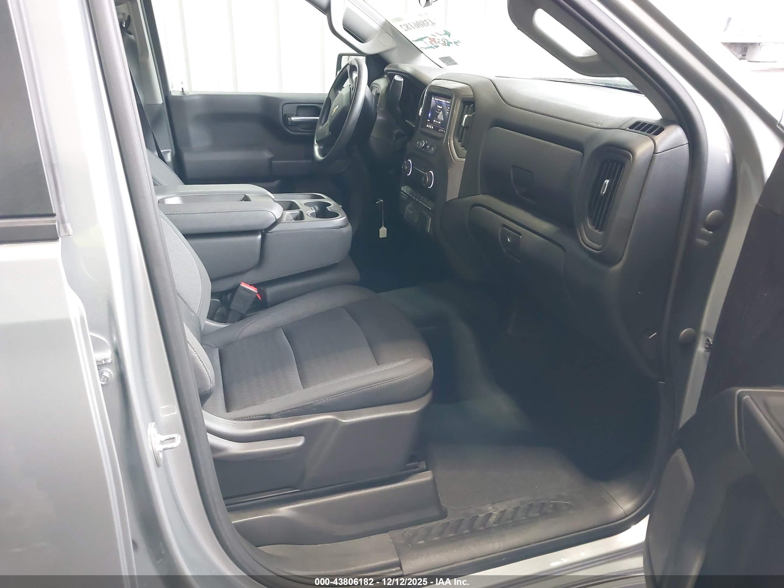 CHEVROLET SILVERADO image 5