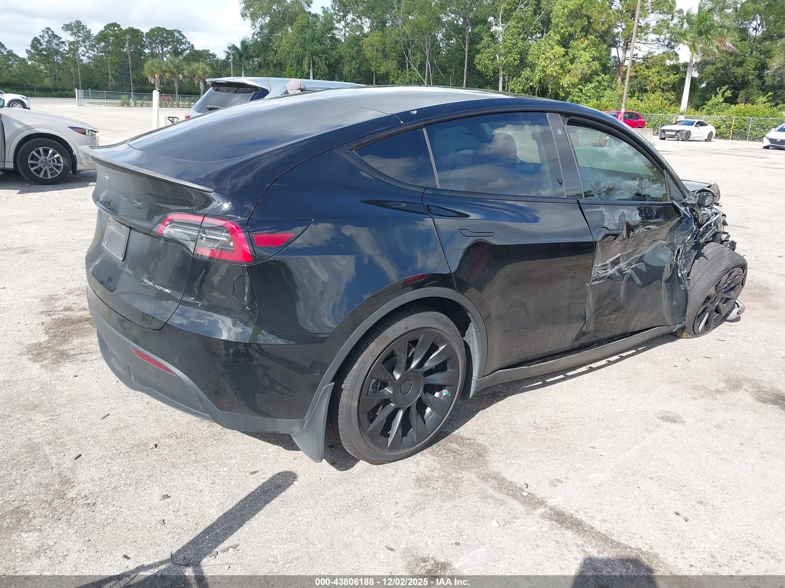 TESLA MODEL image 4